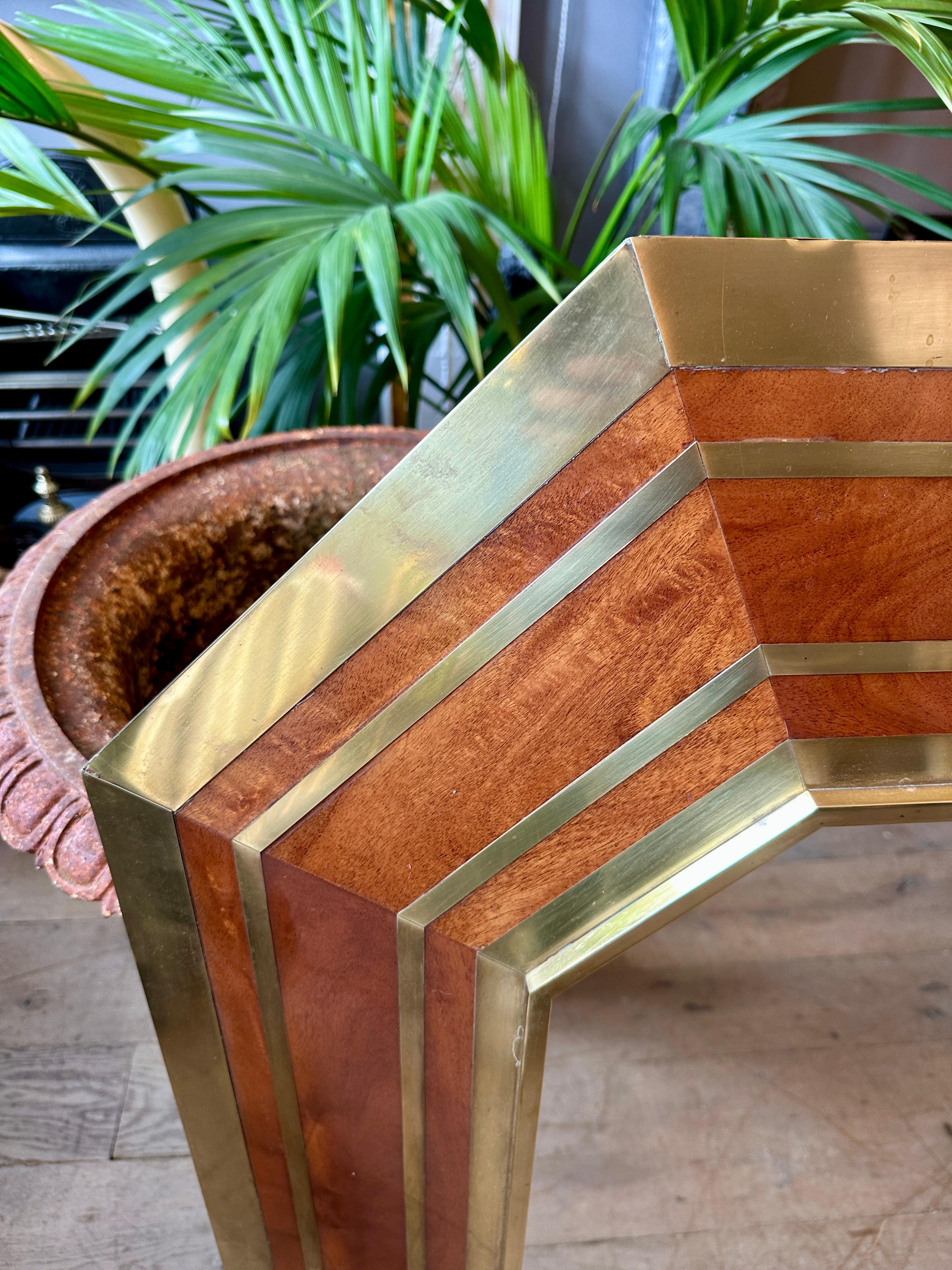 Grand miroir octogonal en laiton et orme de Jean Claude Mahey 

Signature au bas du miroir 

Jean-Claude Mahey est issu d'une famille de peintres décorateurs. Aujourd'hui, son entreprise de design à Paris est dirigée par la famille.

Mahey est