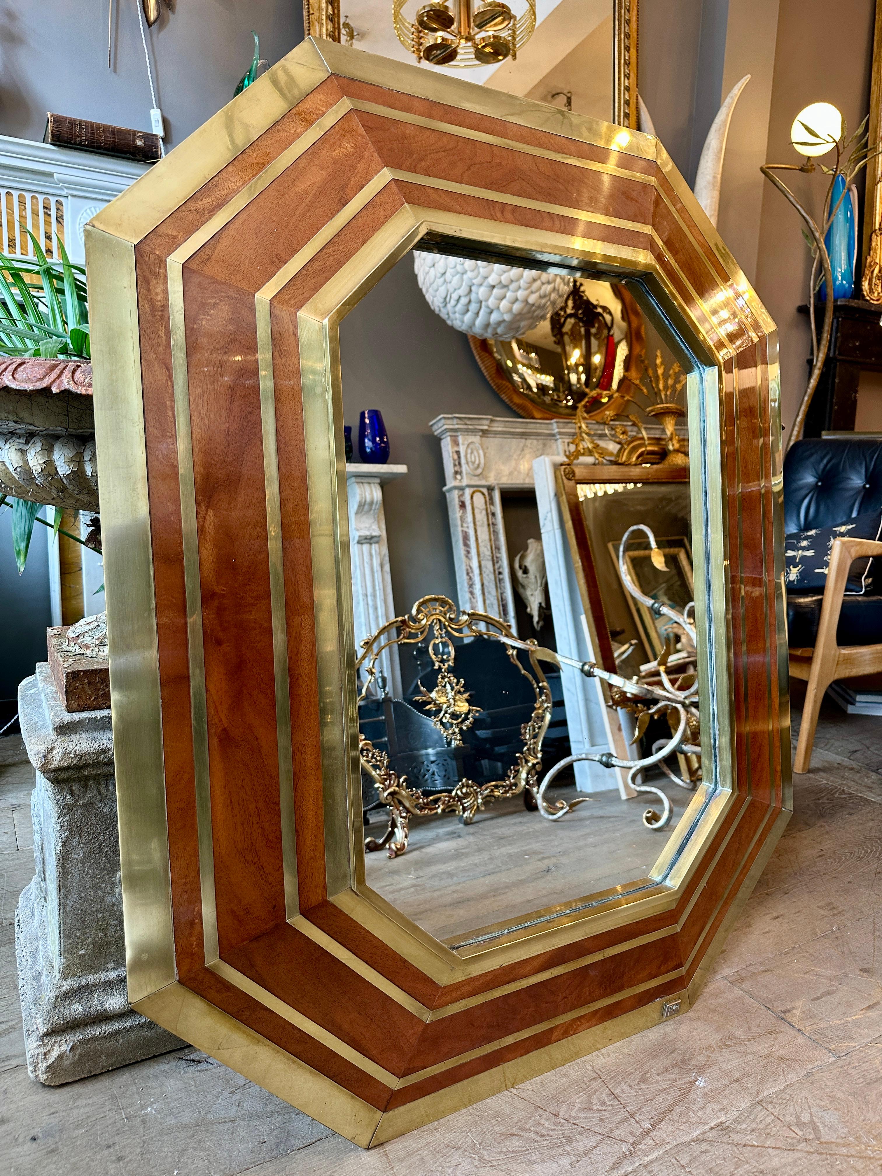 Hollywood Regency Grand miroir en laiton et loupe d'orme de Jean Claude Mahey en vente