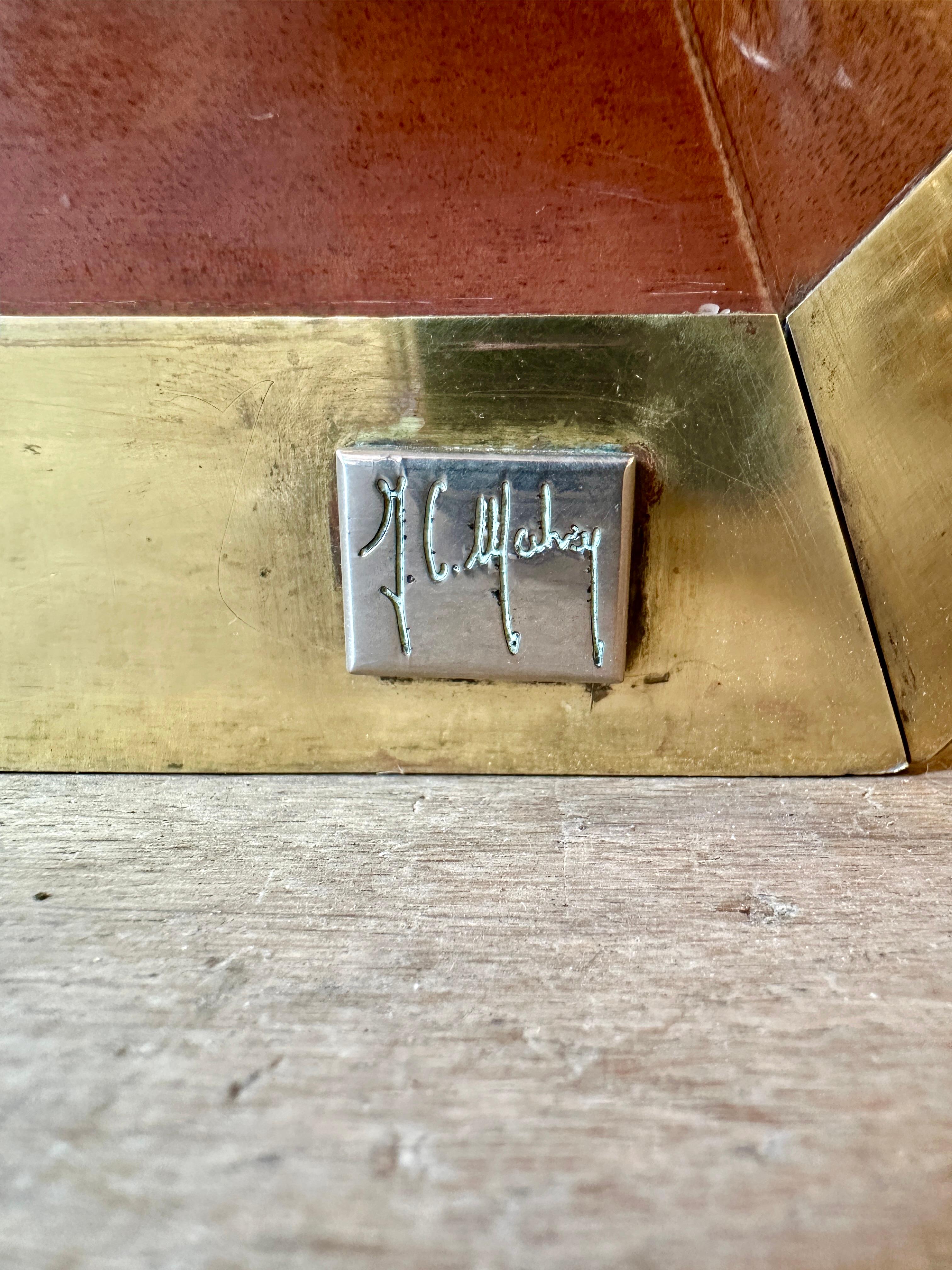 Fin du 20e siècle Grand miroir en laiton et loupe d'orme de Jean Claude Mahey en vente