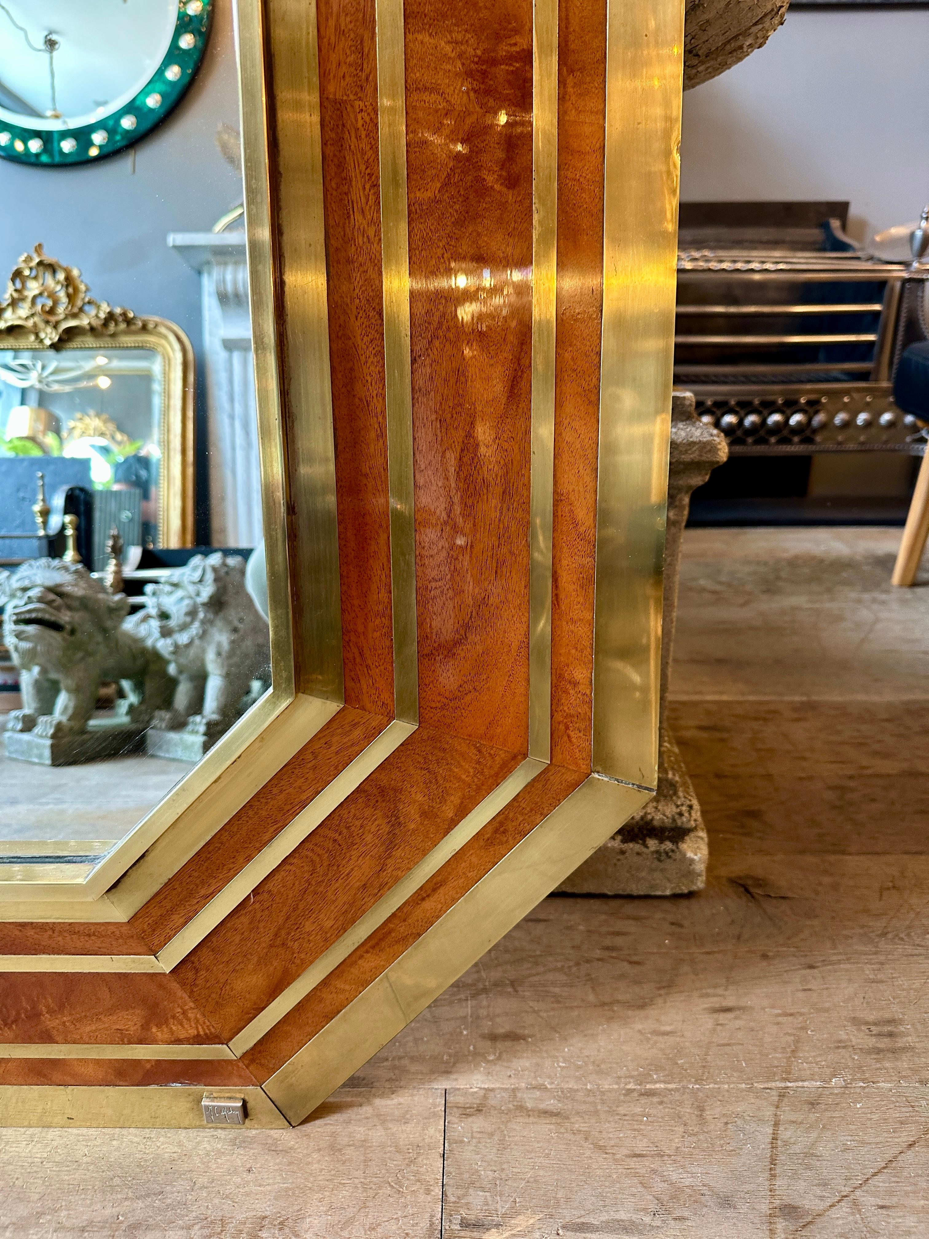 Laiton Grand miroir en laiton et loupe d'orme de Jean Claude Mahey en vente
