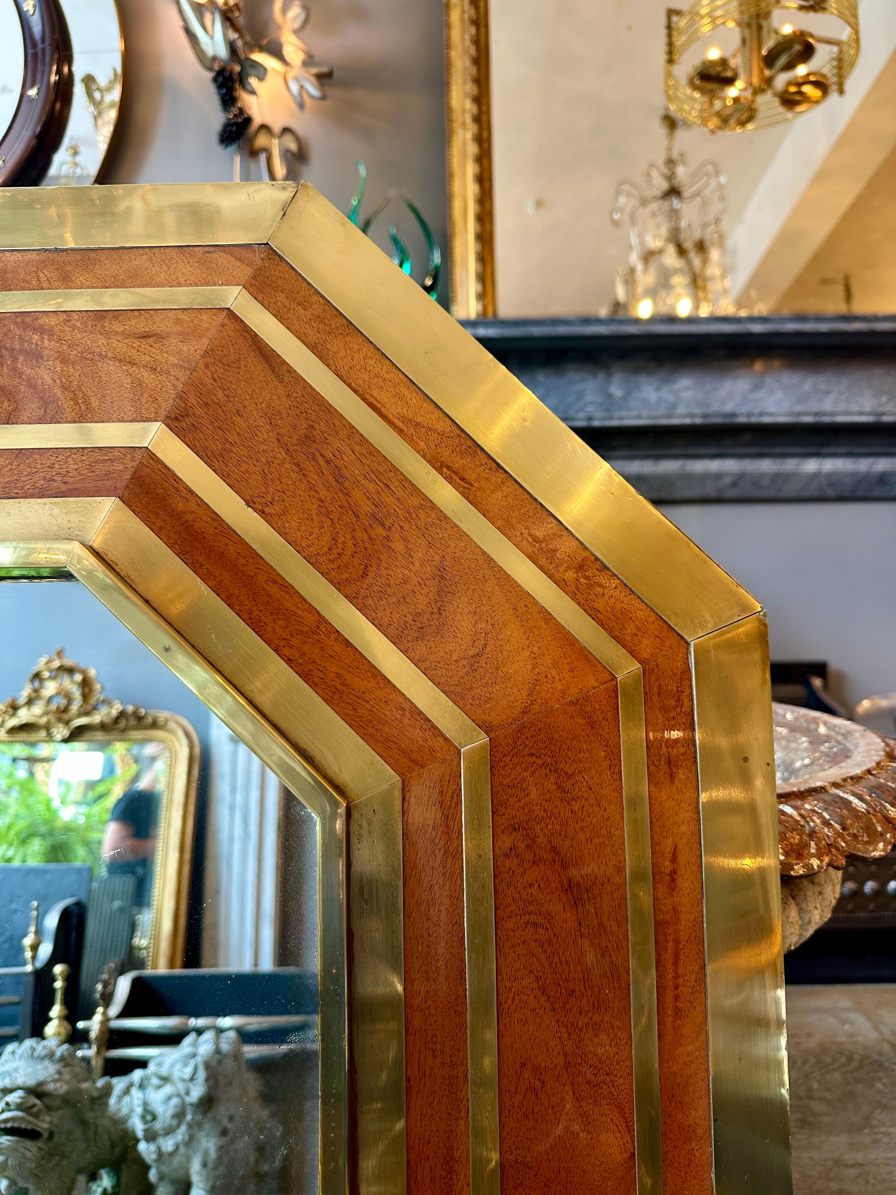 Grand miroir en laiton et loupe d'orme de Jean Claude Mahey en vente 1