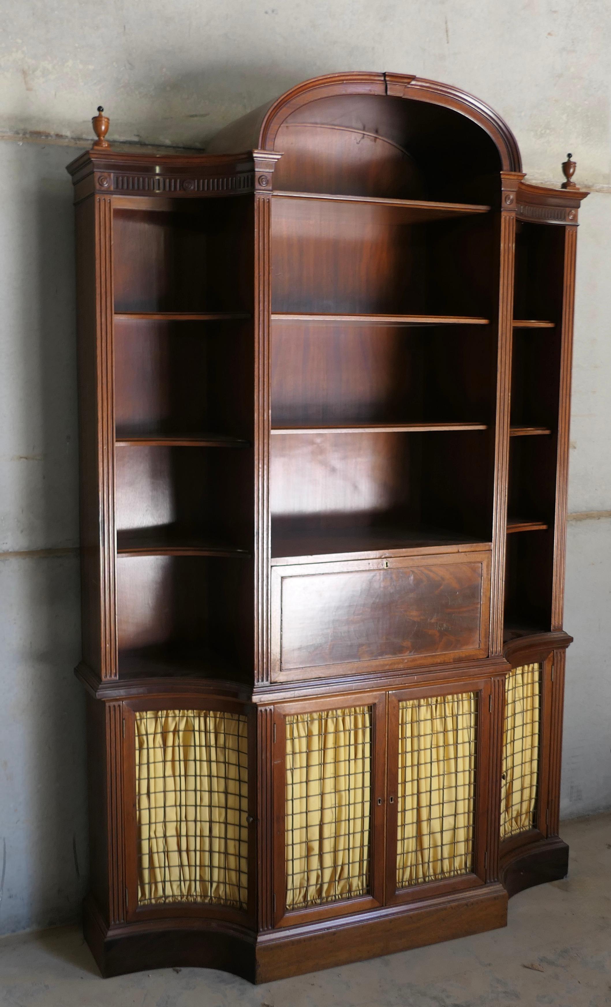 Mid-Century moderno Una grande libreria francese con ante a ribalta    Un pezzo dall'aspetto eccellente in vendita