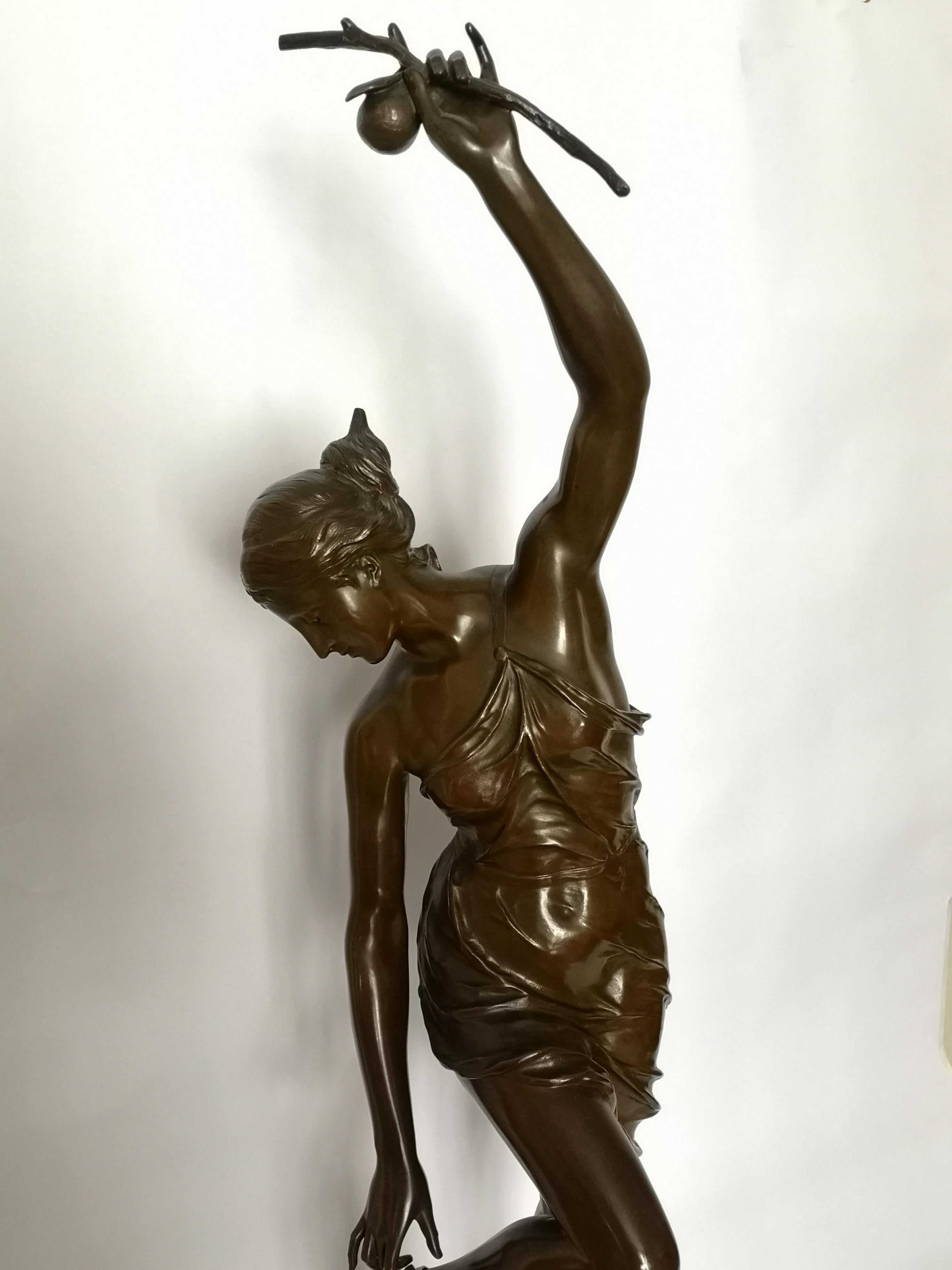 Large French Bronze of Atalante by George Saulo In Good Condition For Sale In London, GB