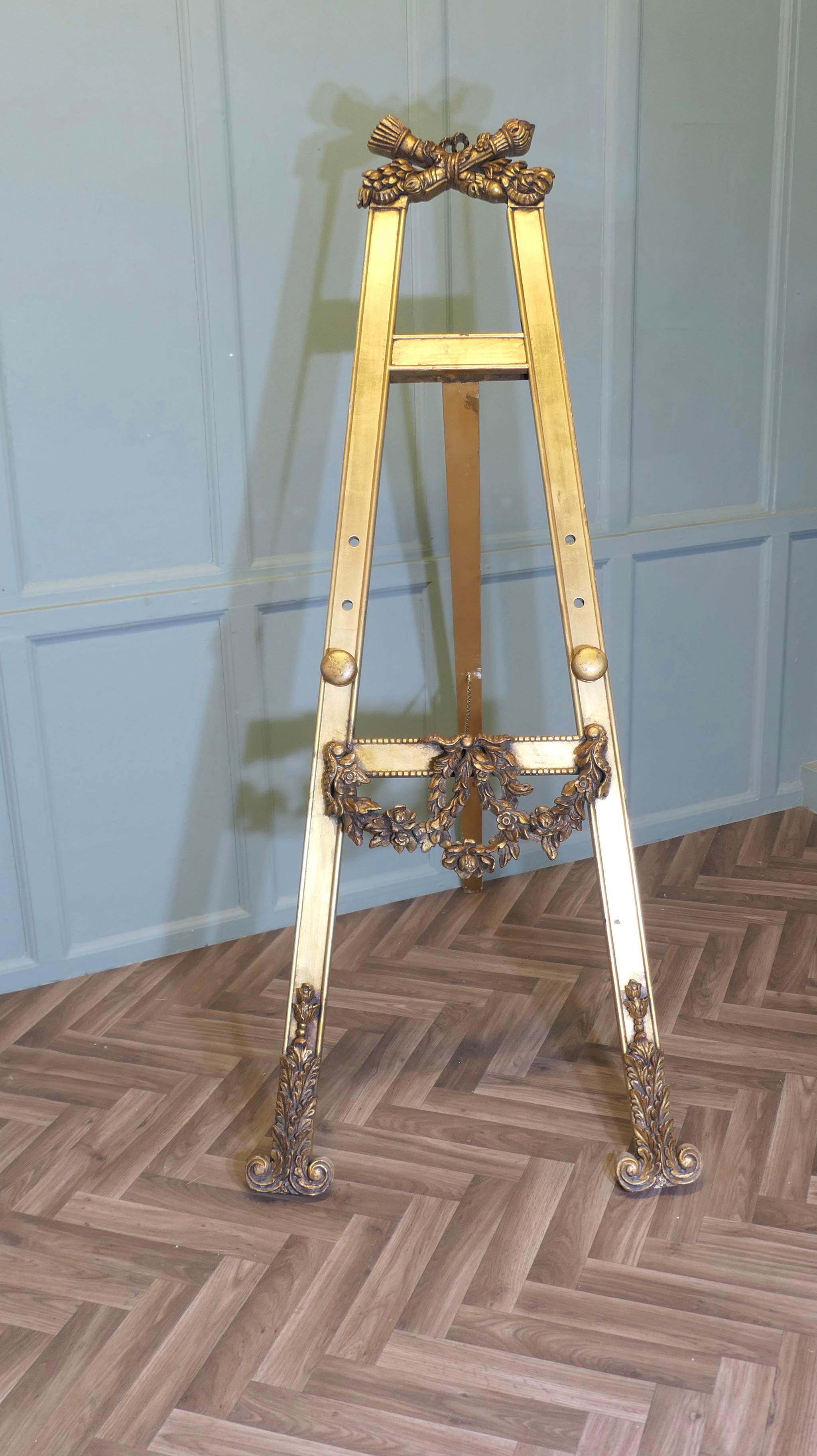 Provincial français Grand chevalet français en bois sculpté et doré  C'est une très belle pièce en vente
