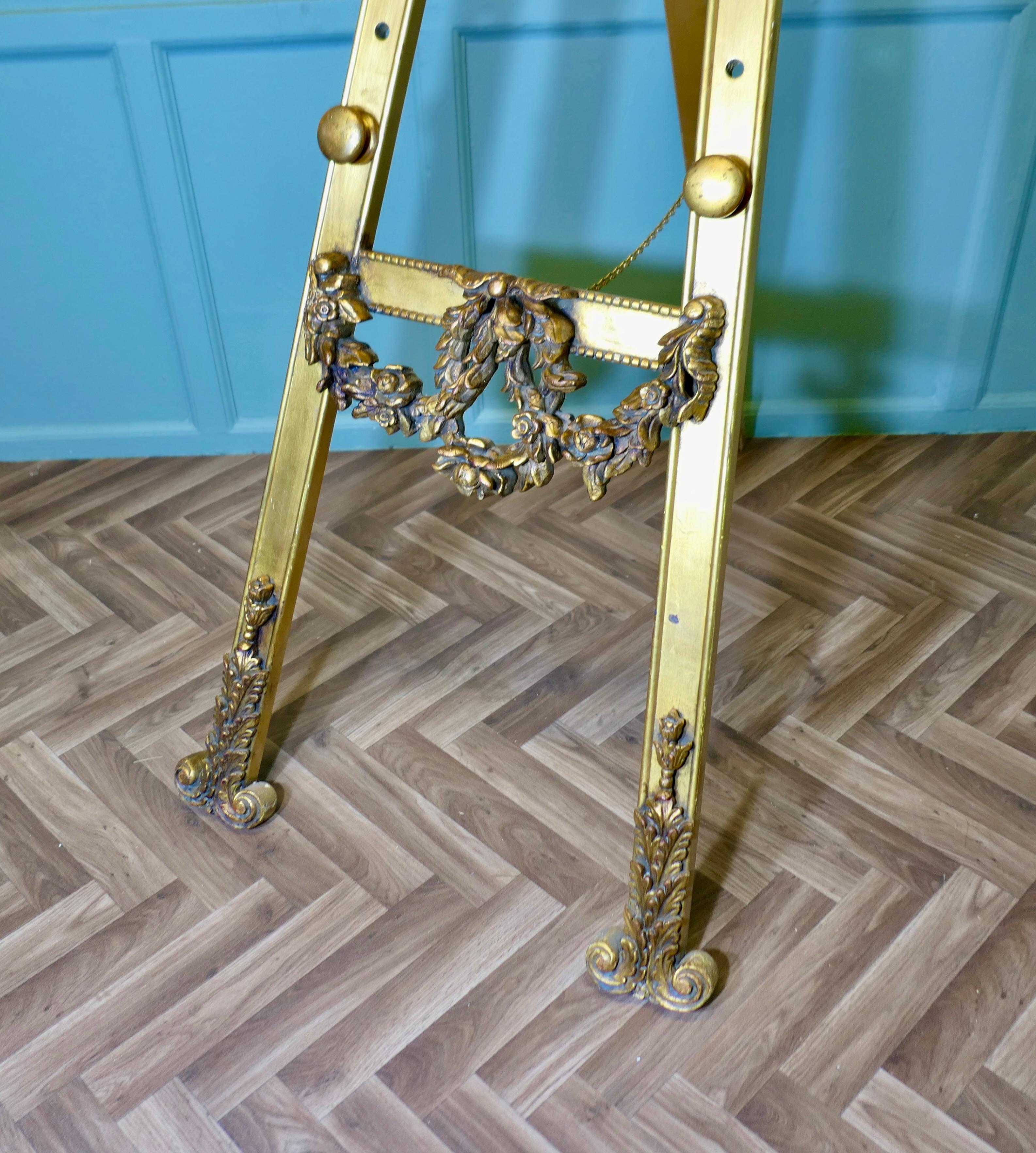 XIXe siècle Grand chevalet français en bois sculpté et doré  C'est une très belle pièce en vente