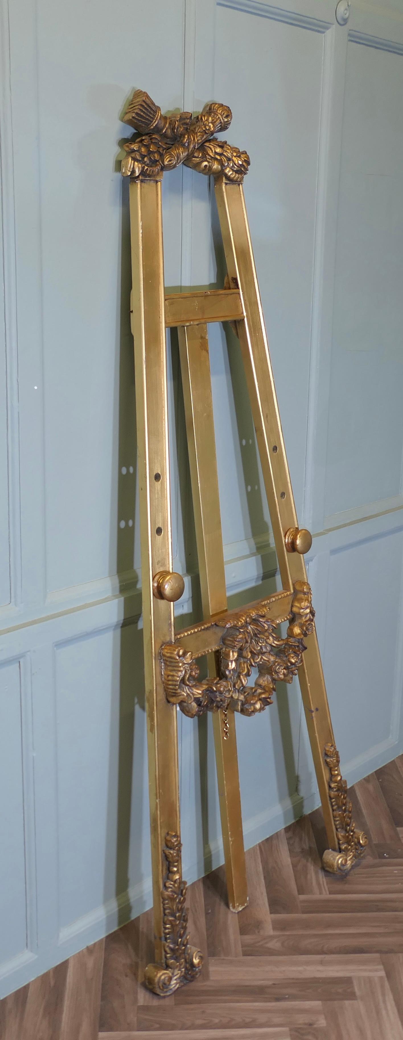 Bois doré Grand chevalet français en bois sculpté et doré  C'est une très belle pièce en vente