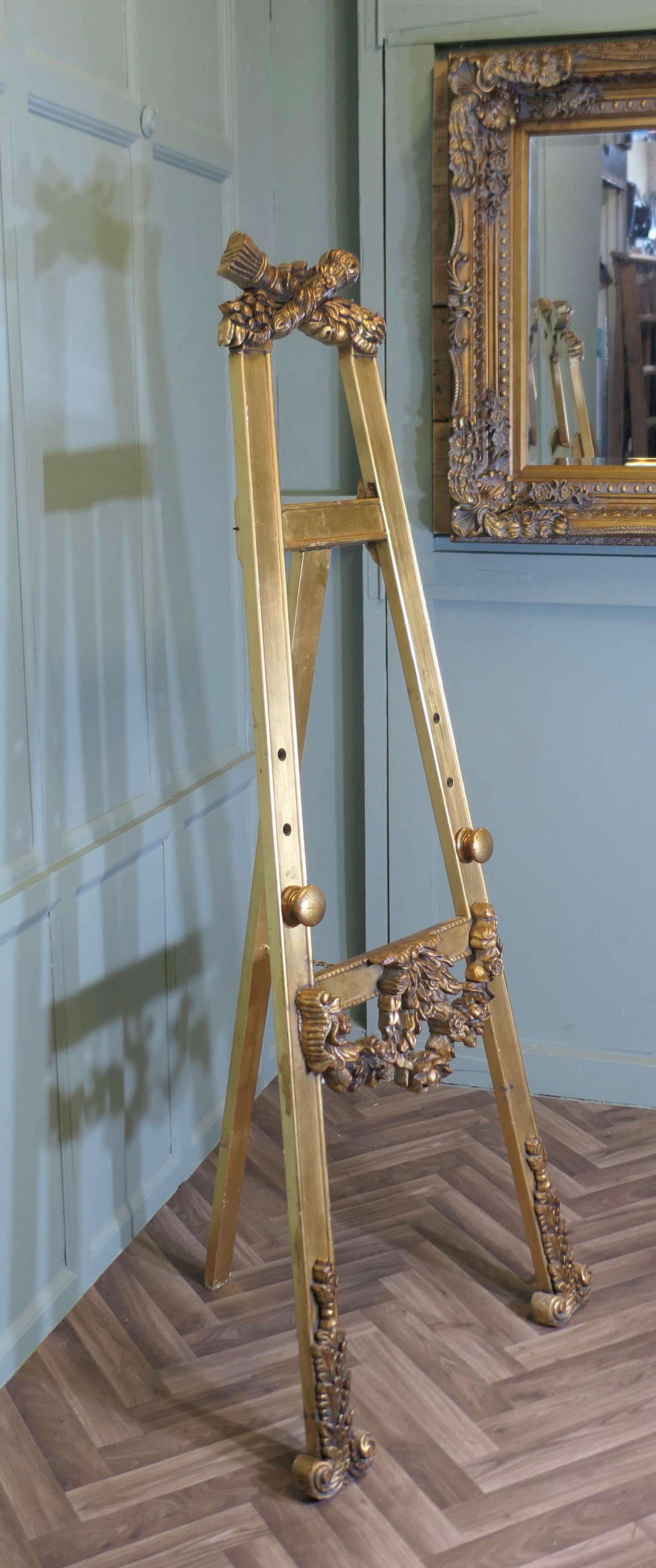 Grand chevalet français en bois sculpté et doré  C'est une très belle pièce en vente 1