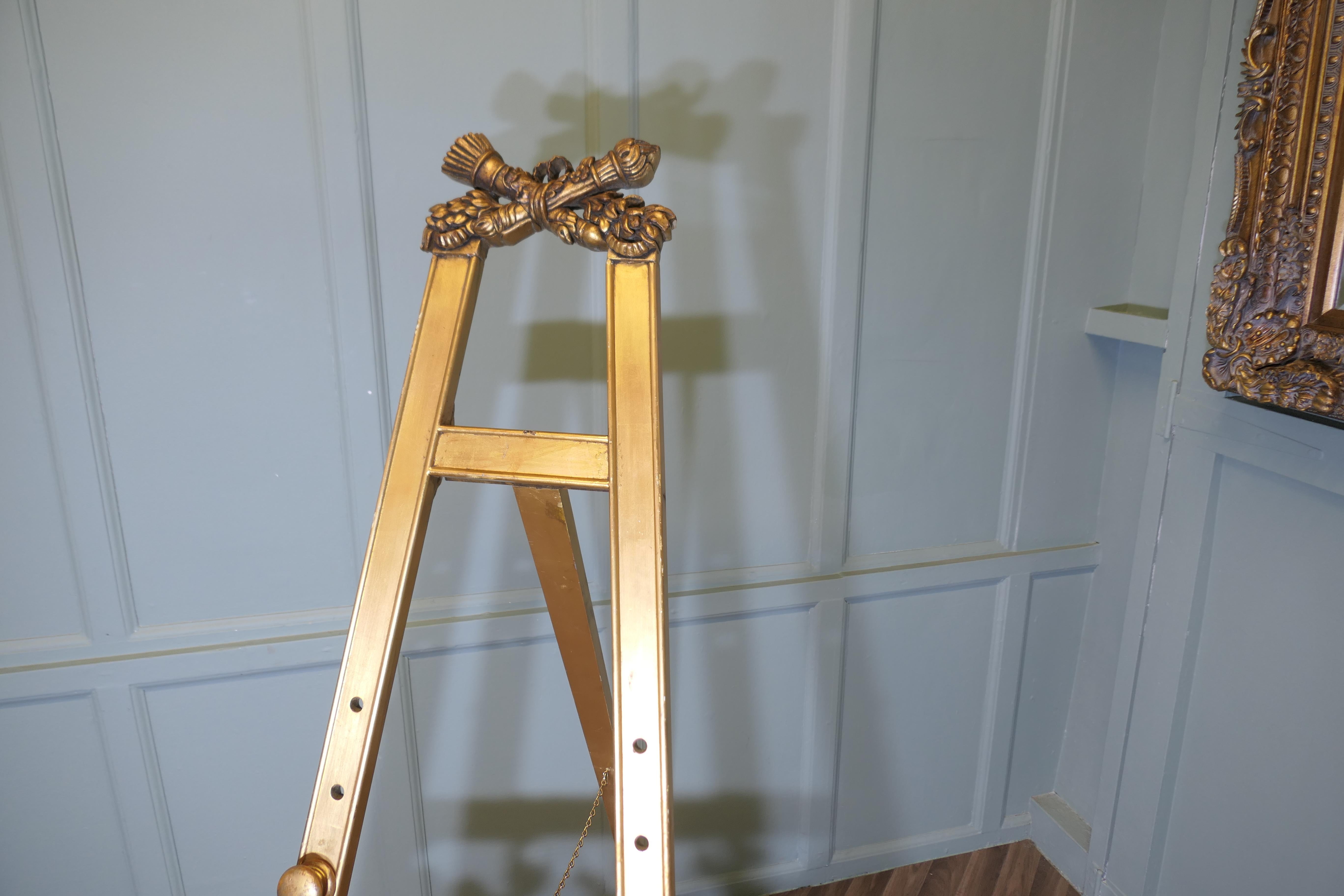 Grand chevalet français en bois sculpté et doré  C'est une très belle pièce en vente 3