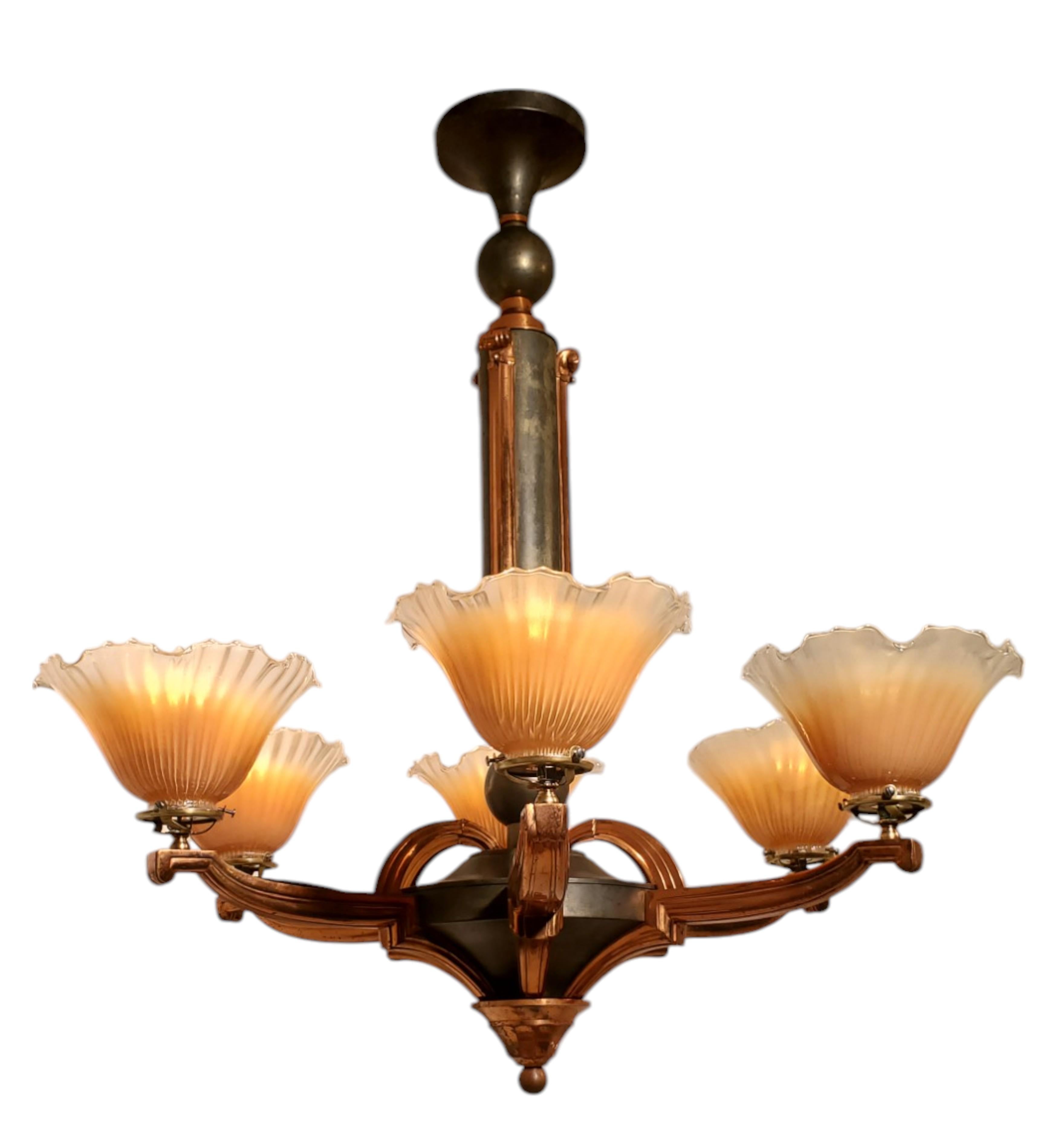 Un grande lampadario francese in rame + verderame con sei paralumi in vetro artistico color pesca in vendita 3