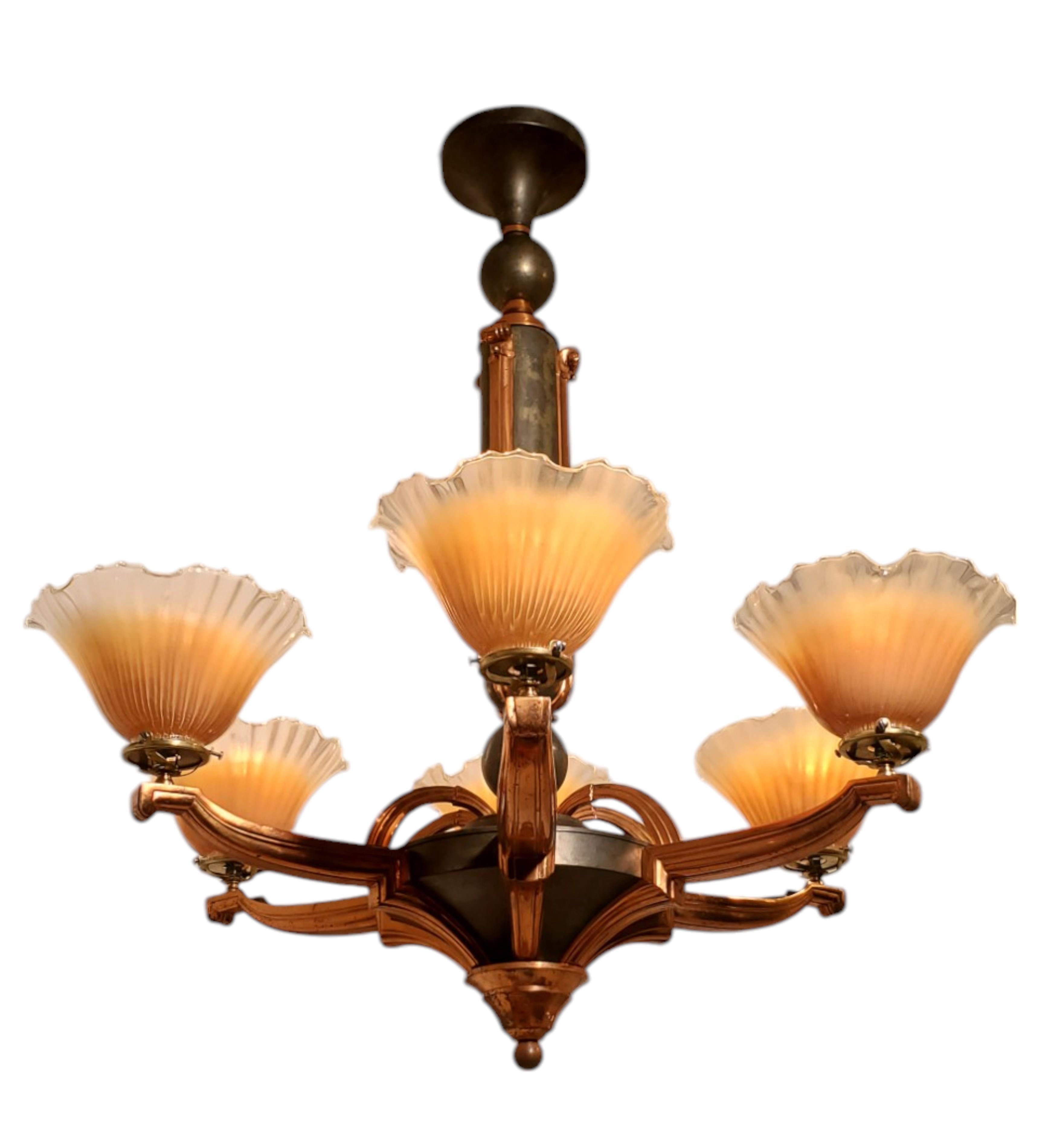 Un grande lampadario francese in rame + verderame con sei paralumi in vetro artistico color pesca in vendita 4