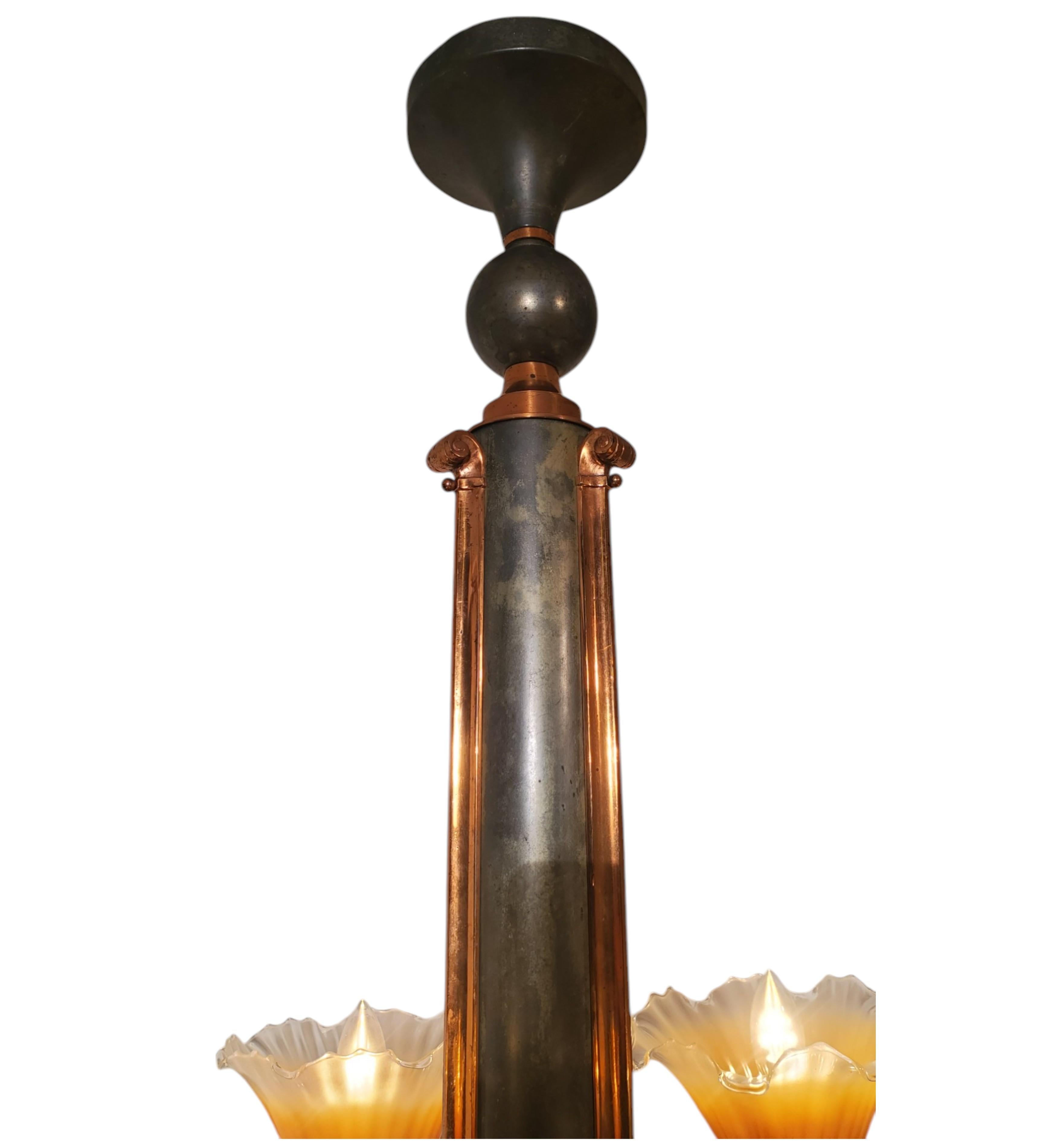 Un grande lampadario francese in rame + verderame con sei paralumi in vetro artistico color pesca in vendita 7