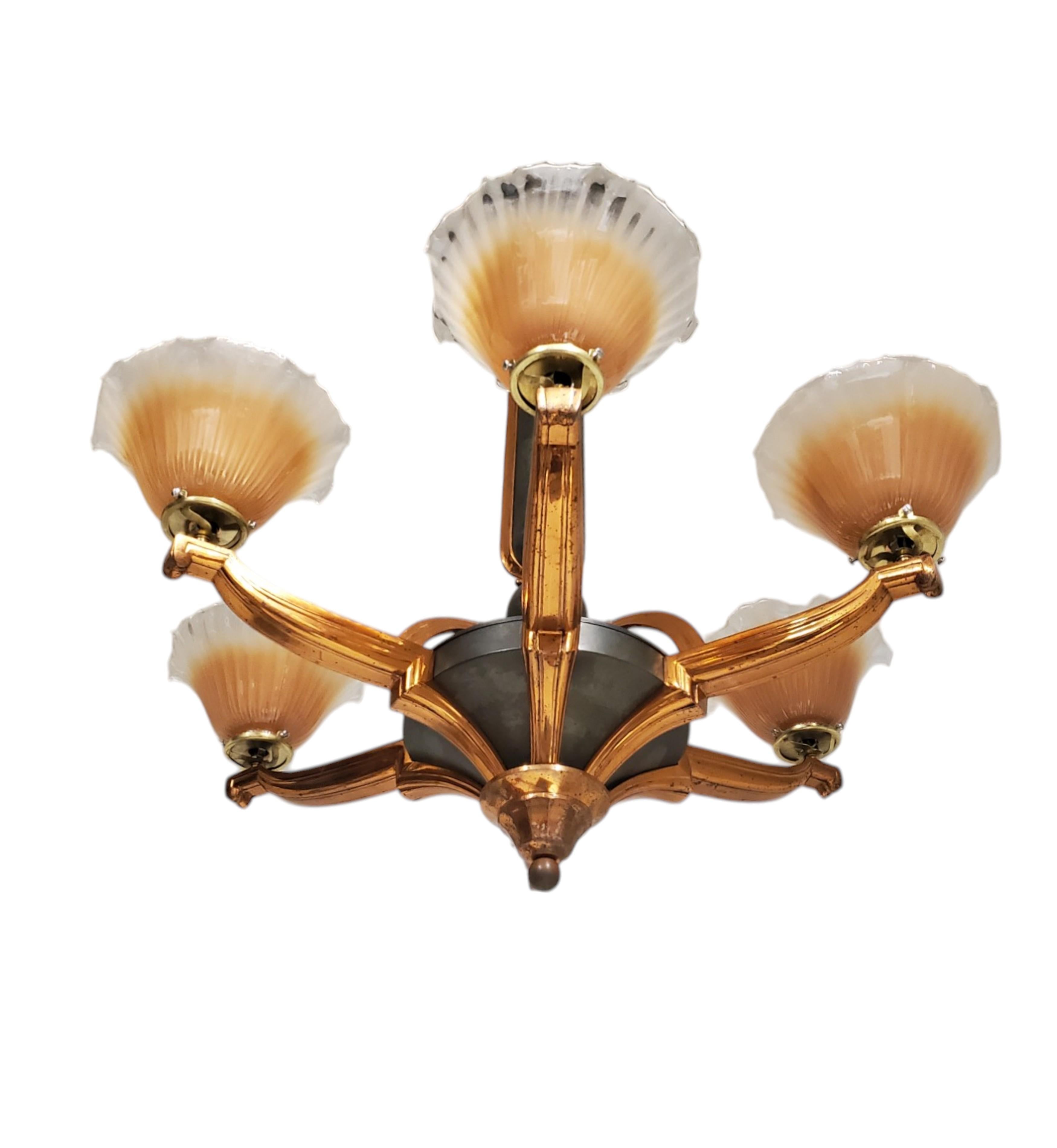 Un grande lampadario francese in rame + verderame con sei paralumi in vetro artistico color pesca in vendita 9