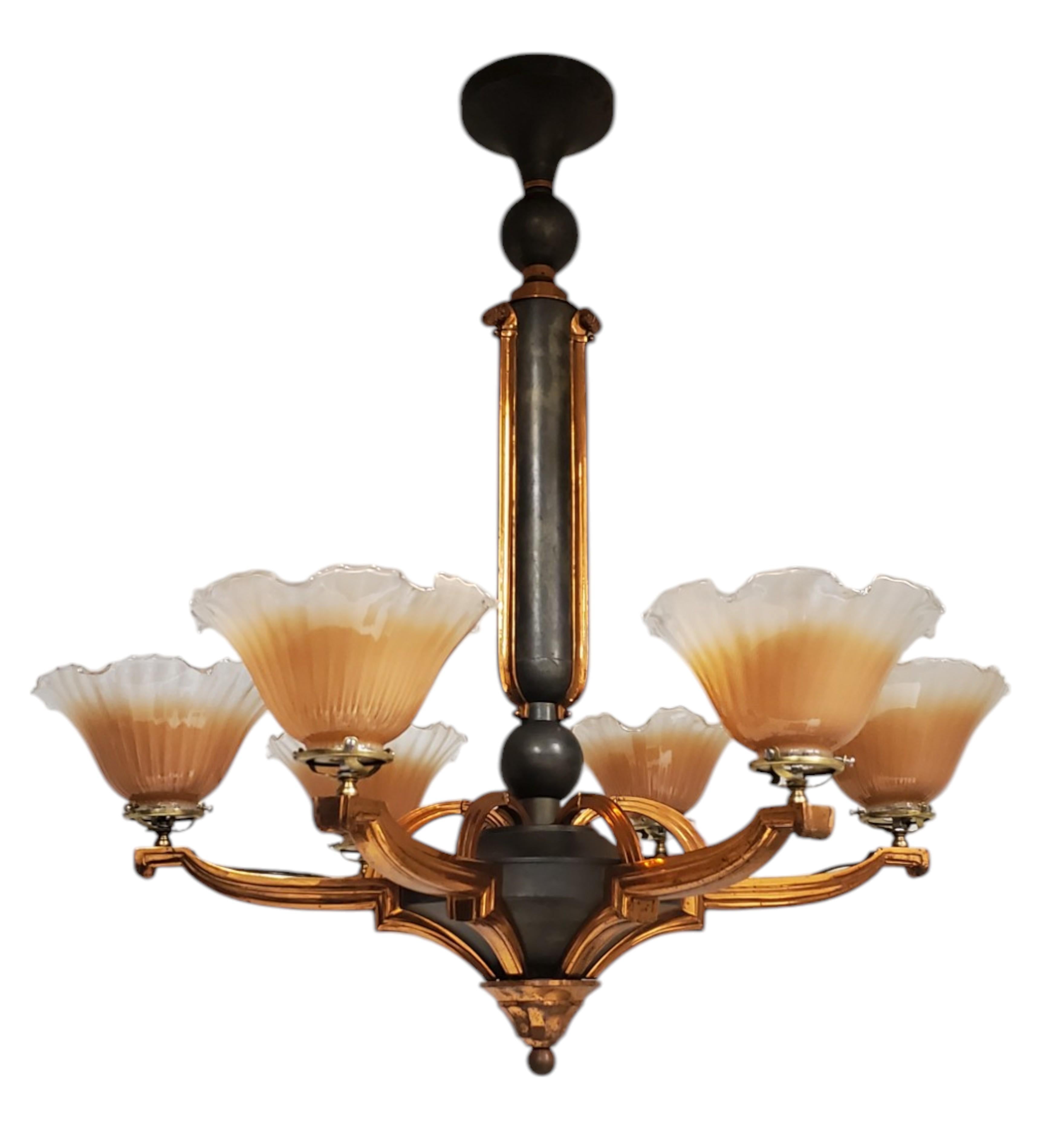 
Questo originale Art Deco  Il lampadario presenta un'armoniosa miscela di rame e acciaio patinato con sei delicati lampadari dal bordo smerlato attribuiti a Ezan.
Un elegante stelo tubolare centrale si erge da un grazioso baldacchino a tromba, form