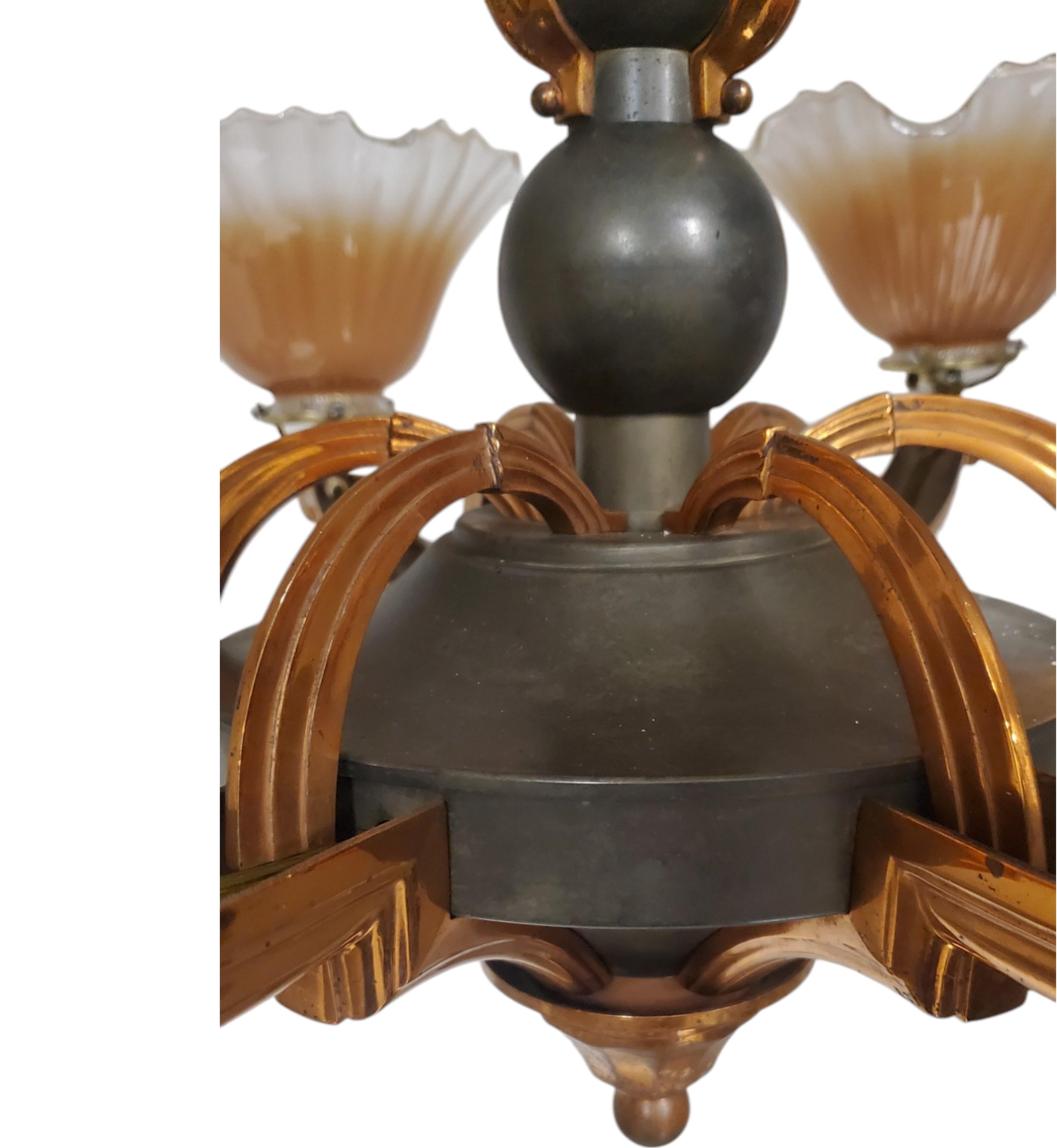XX secolo Un grande lampadario francese in rame + verderame con sei paralumi in vetro artistico color pesca in vendita