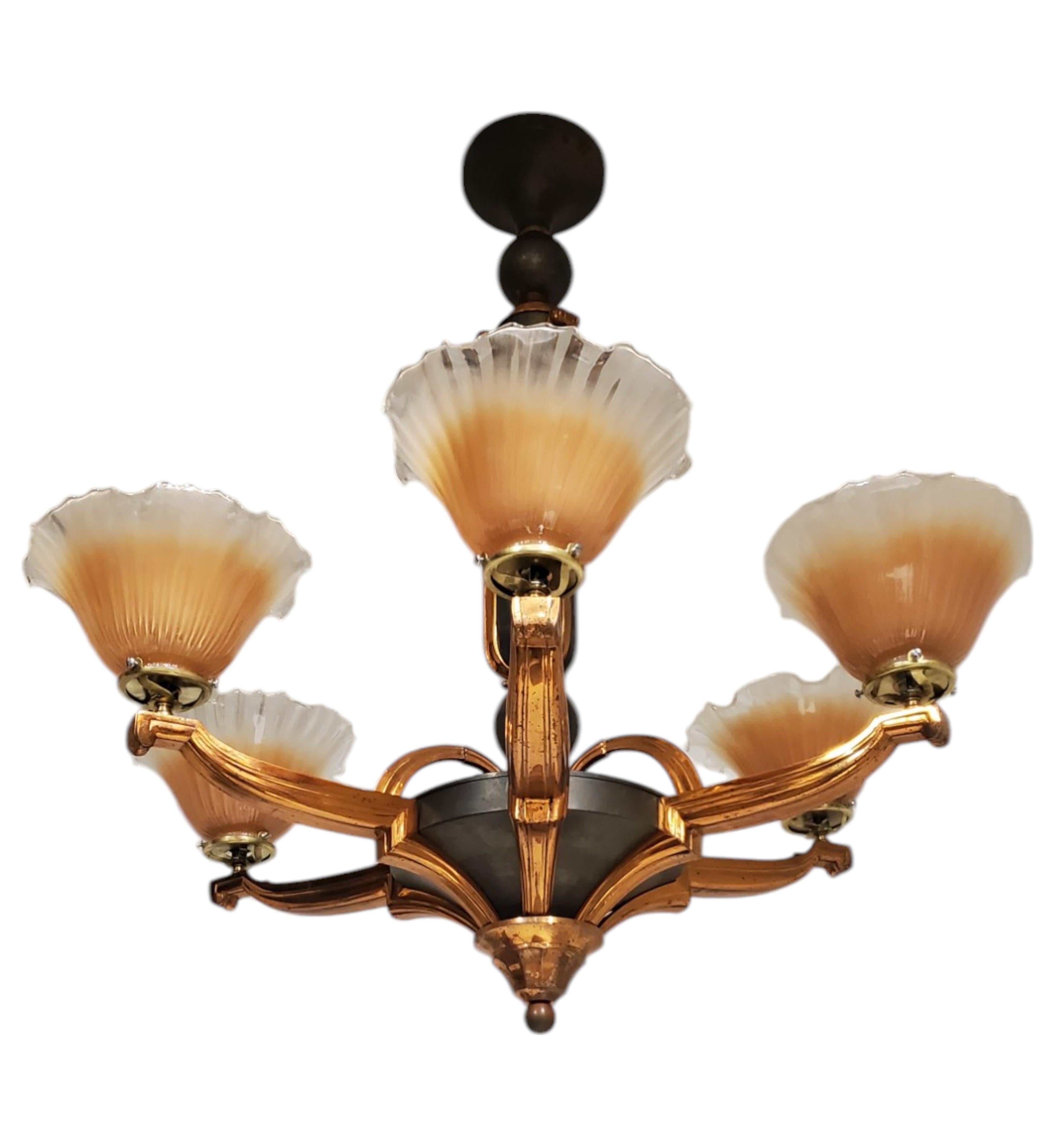 Rame Un grande lampadario francese in rame + verderame con sei paralumi in vetro artistico color pesca in vendita