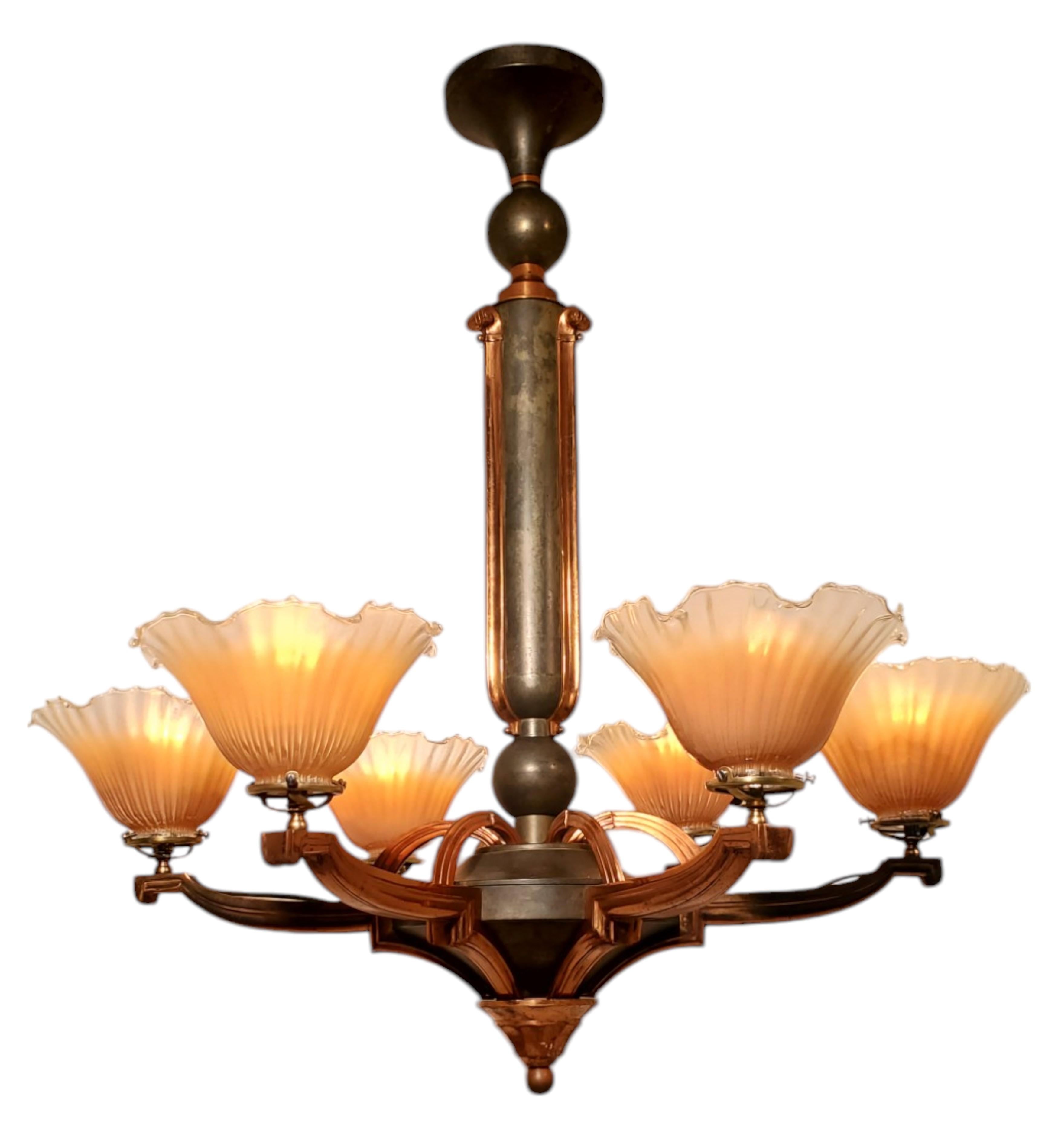 Un grande lampadario francese in rame + verderame con sei paralumi in vetro artistico color pesca in vendita 1