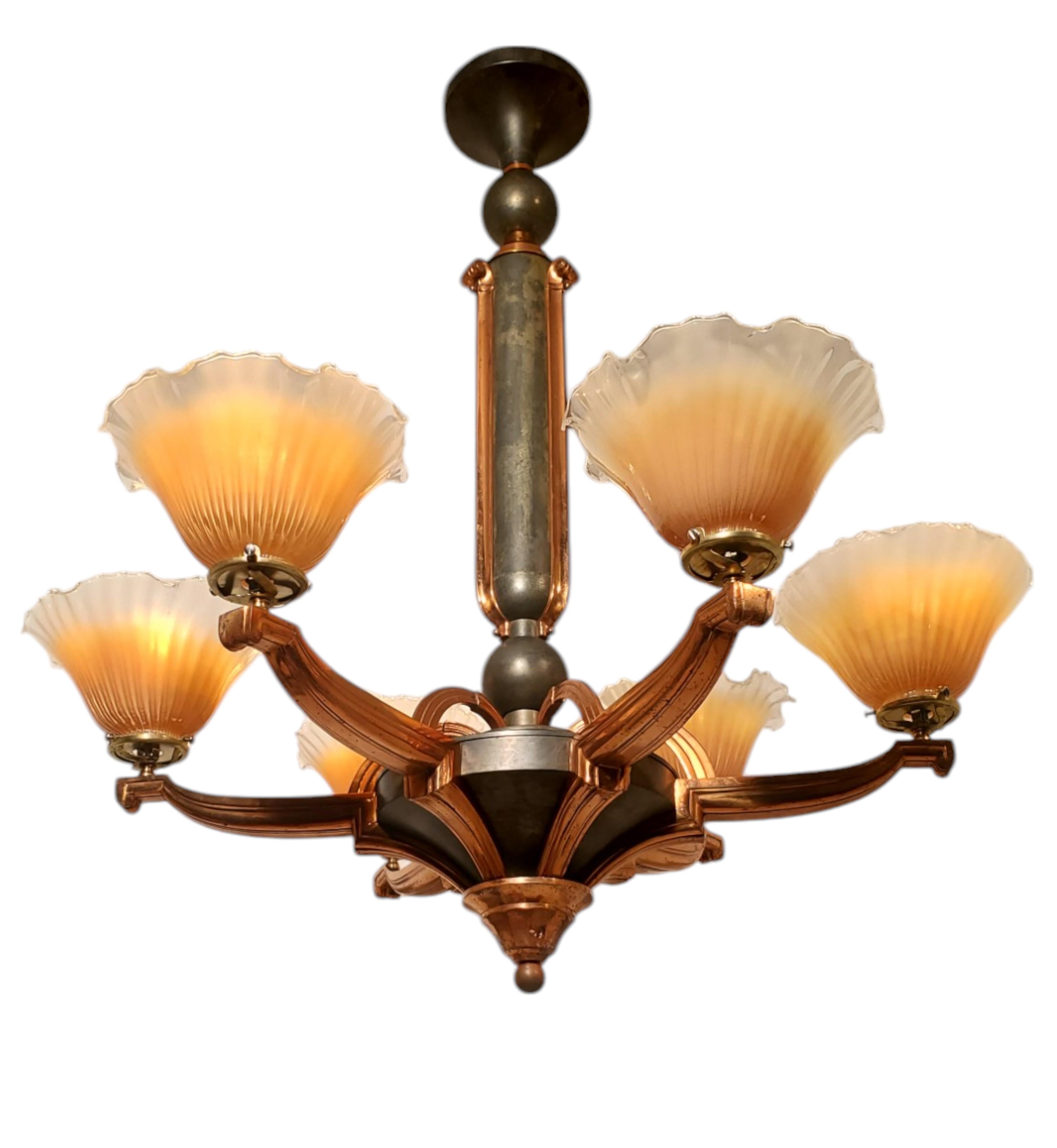 Un grande lampadario francese in rame + verderame con sei paralumi in vetro artistico color pesca in vendita 2