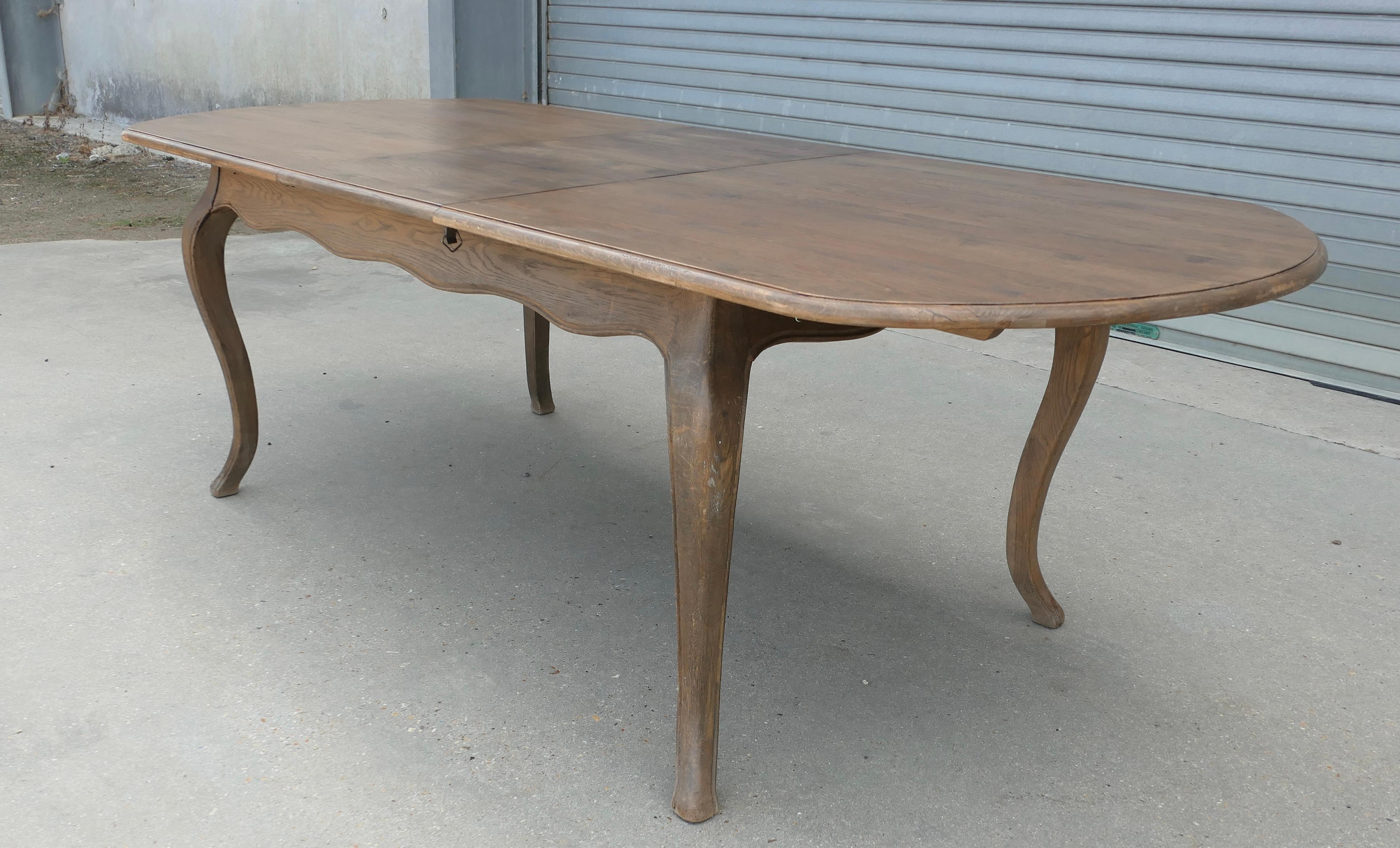 Provincial français Grande table à manger à rallonge en orme français en vente