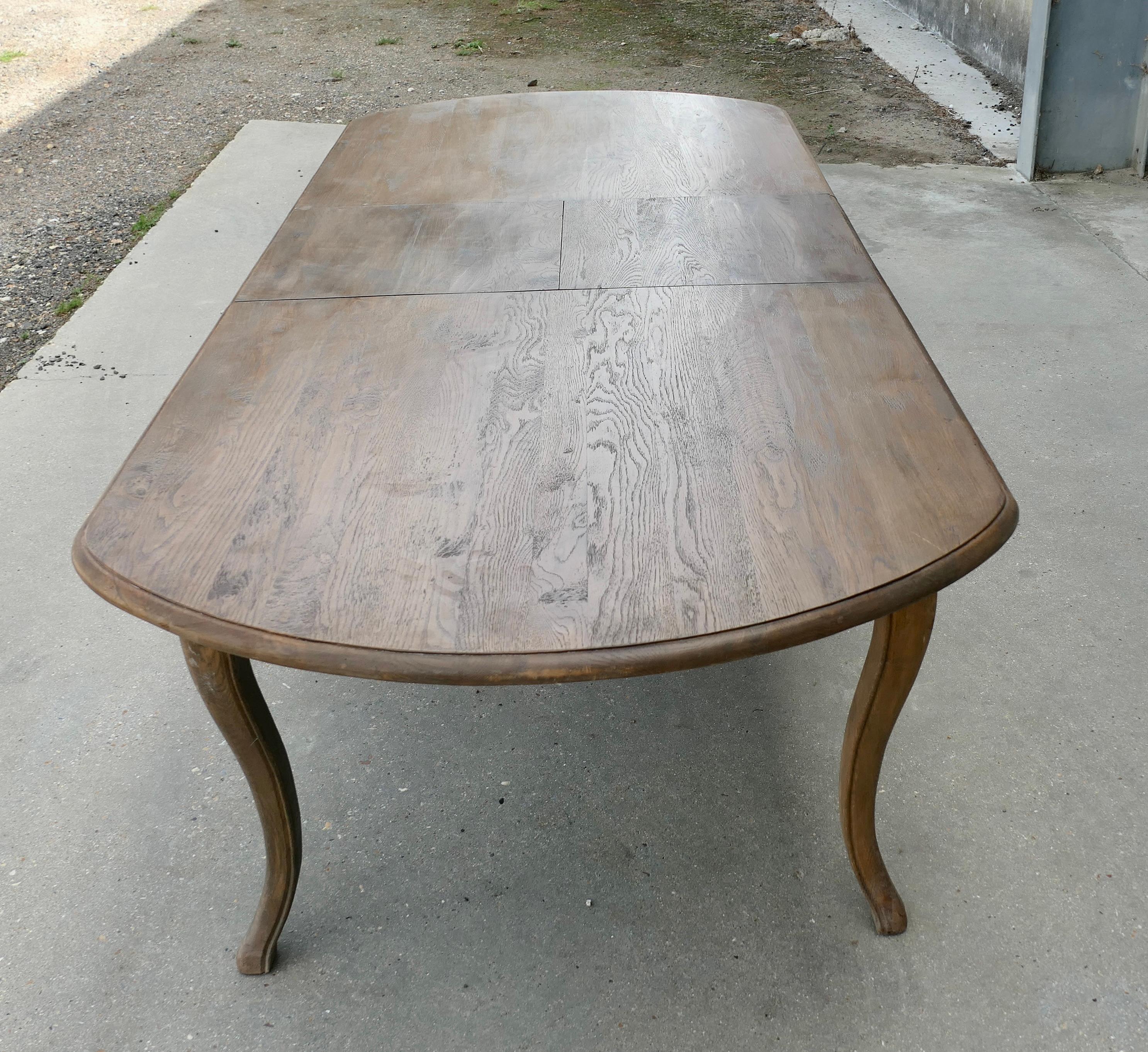 Grande table à manger à rallonge en orme français Bon état - En vente à Godshill, Isle of Wight