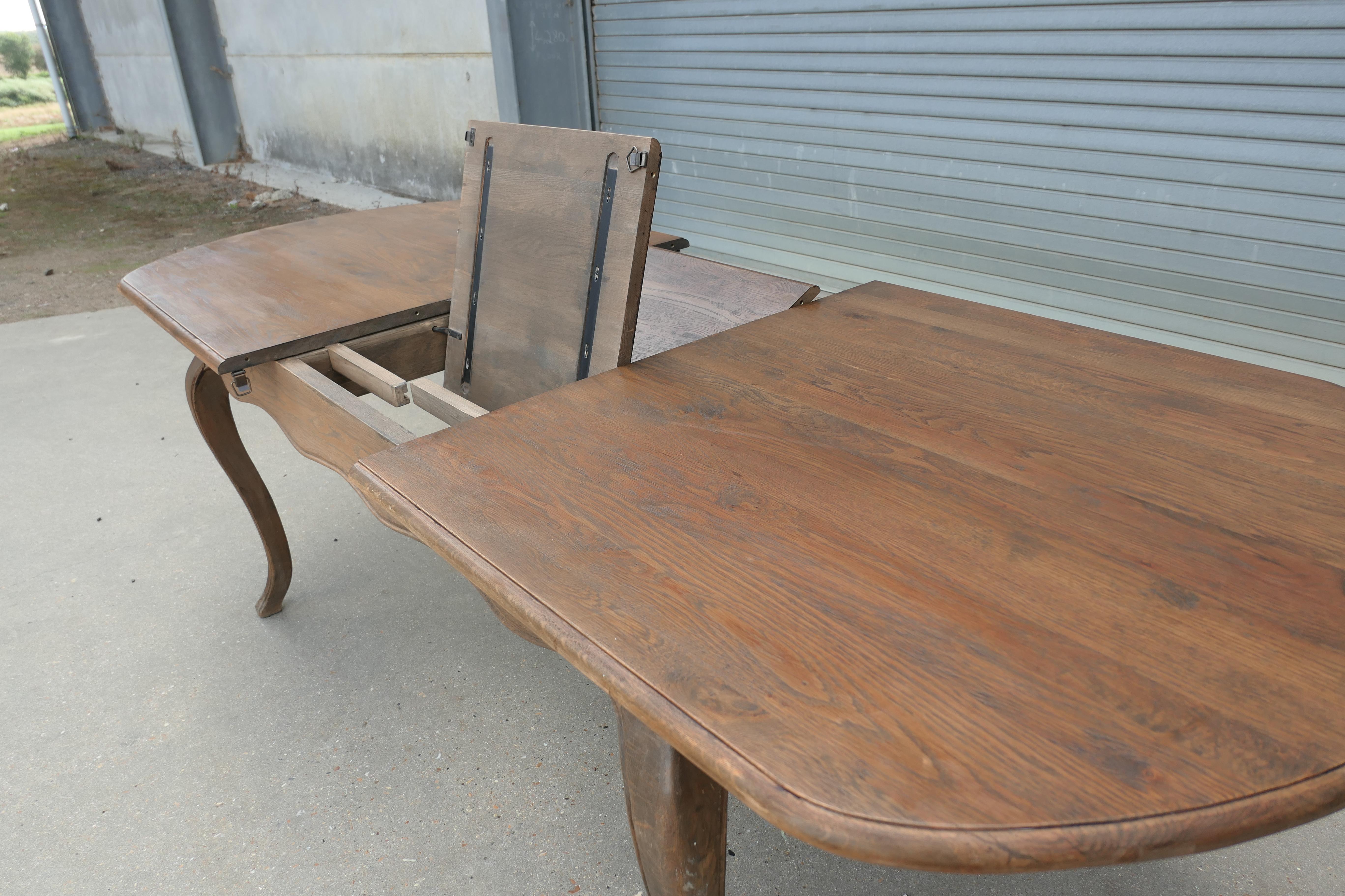 Milieu du XXe siècle Grande table à manger à rallonge en orme français en vente