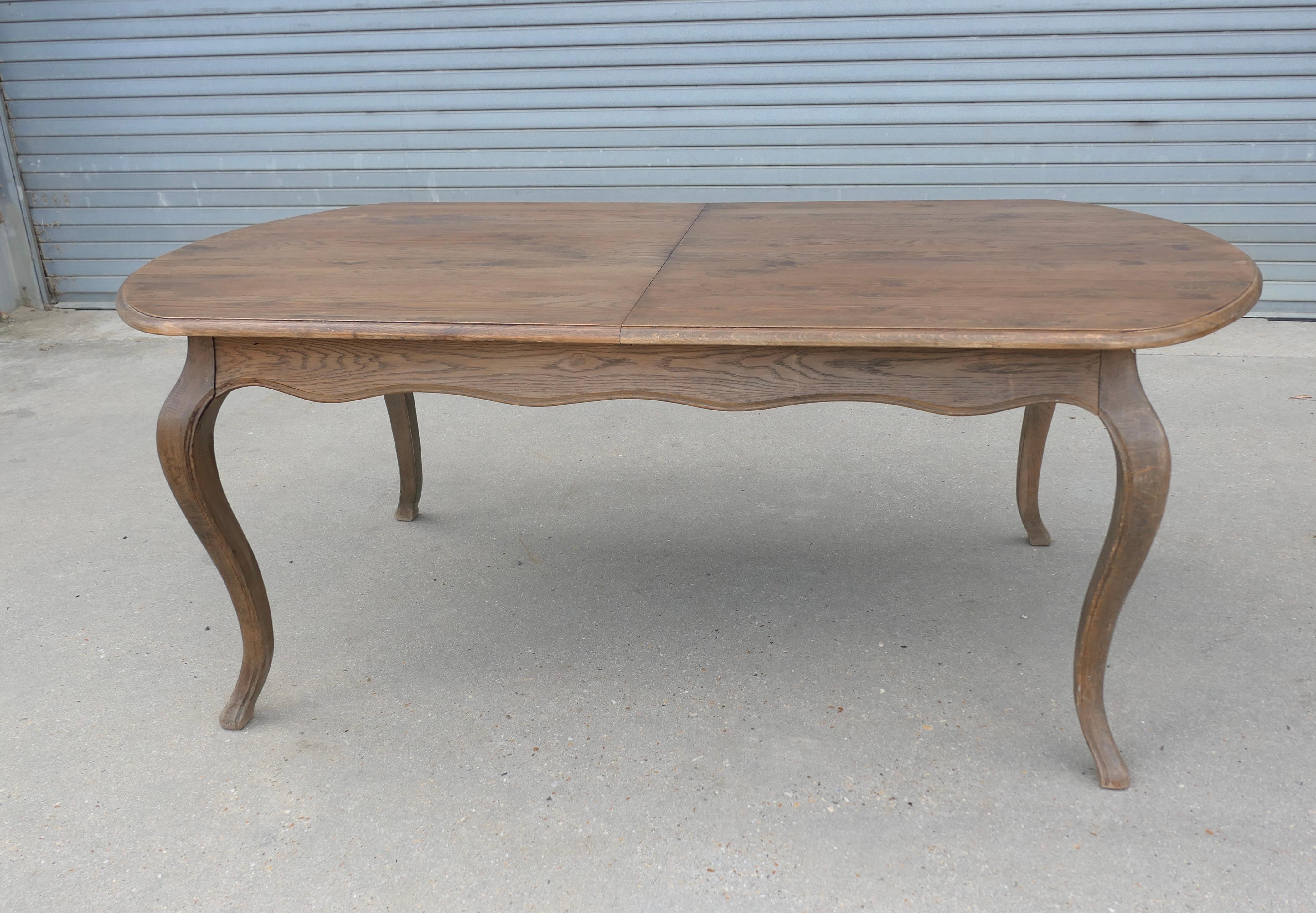 Grande table à manger à rallonge en orme français en vente 1