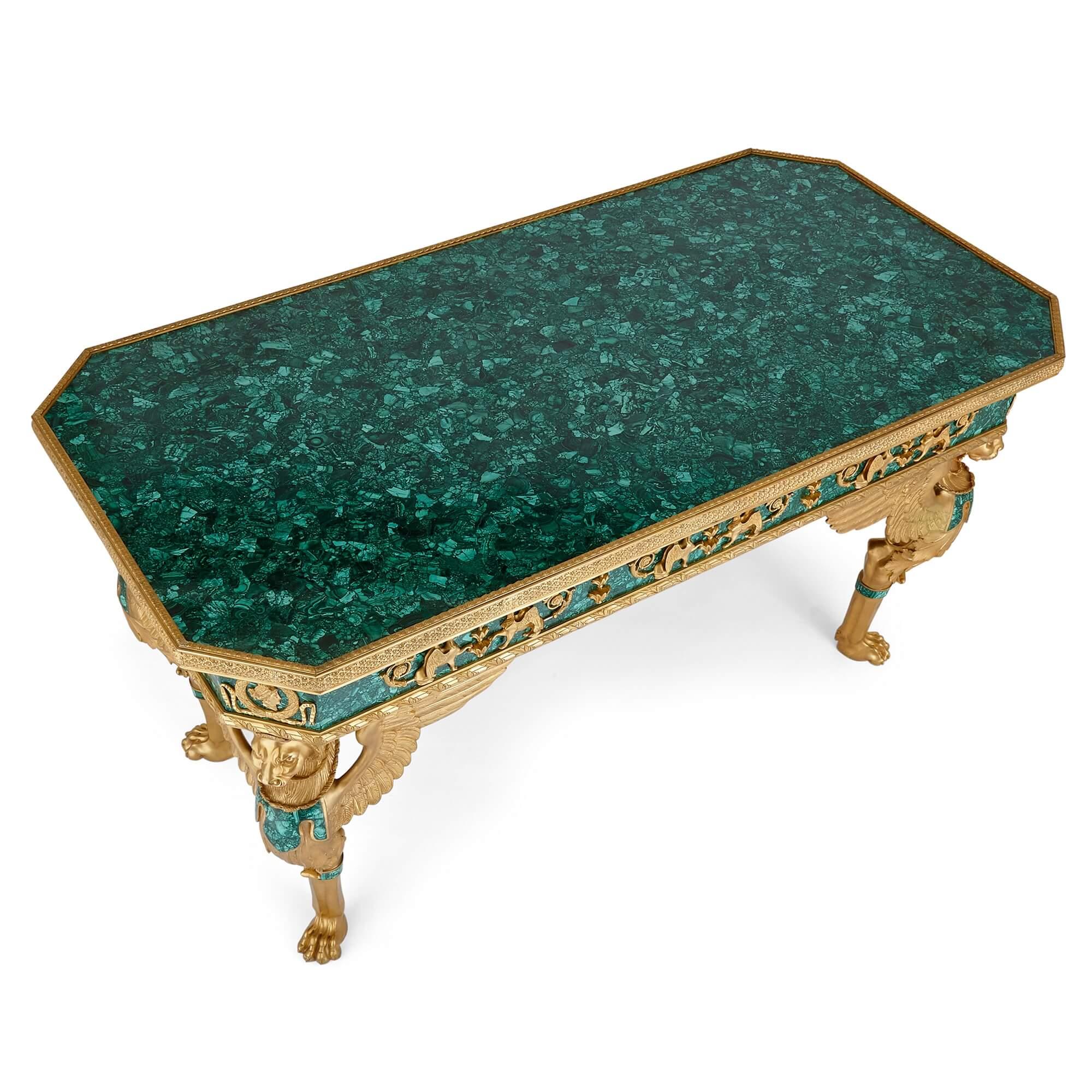 Großer französischer Empire-Tisch aus vergoldeter Bronze und Malachit im Empire-Stil im Zustand „Gut“ im Angebot in London, GB