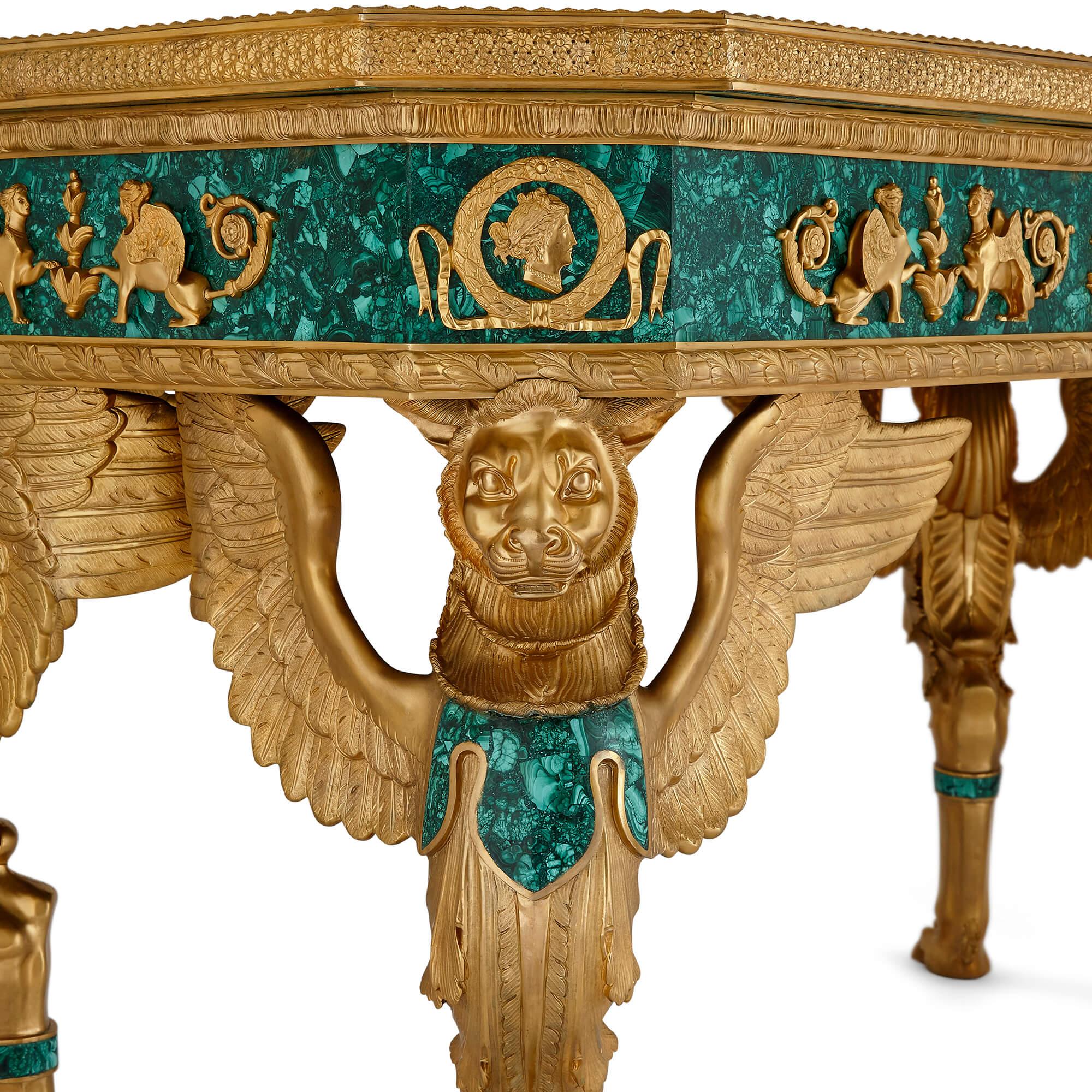 Großer französischer Empire-Tisch aus vergoldeter Bronze und Malachit im Empire-Stil (20. Jahrhundert) im Angebot