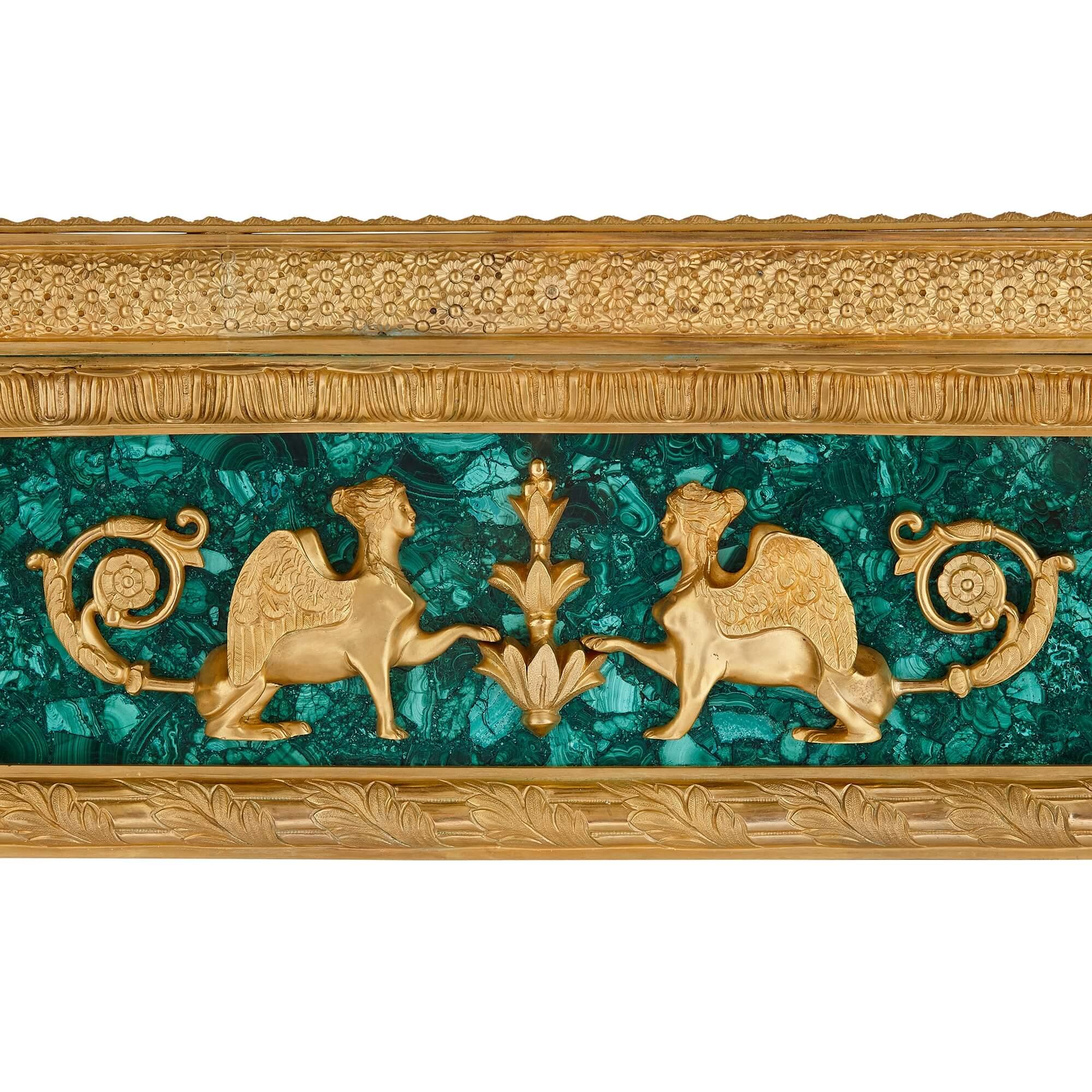 20ième siècle Grande table centrale de style Empire français en bronze doré et malachite en vente