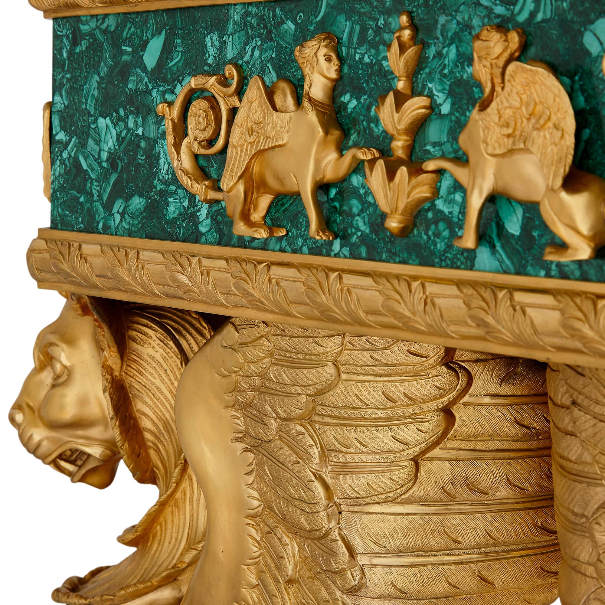 Malachite Grande table centrale de style Empire français en bronze doré et malachite en vente
