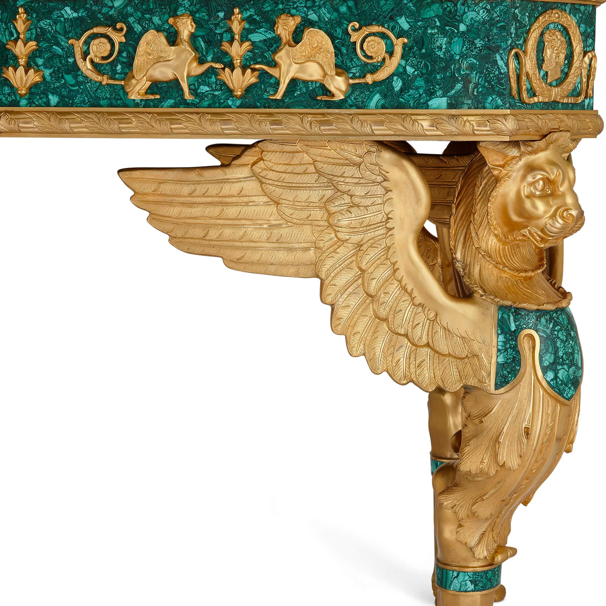 Grande table centrale de style Empire français en bronze doré et malachite en vente 1
