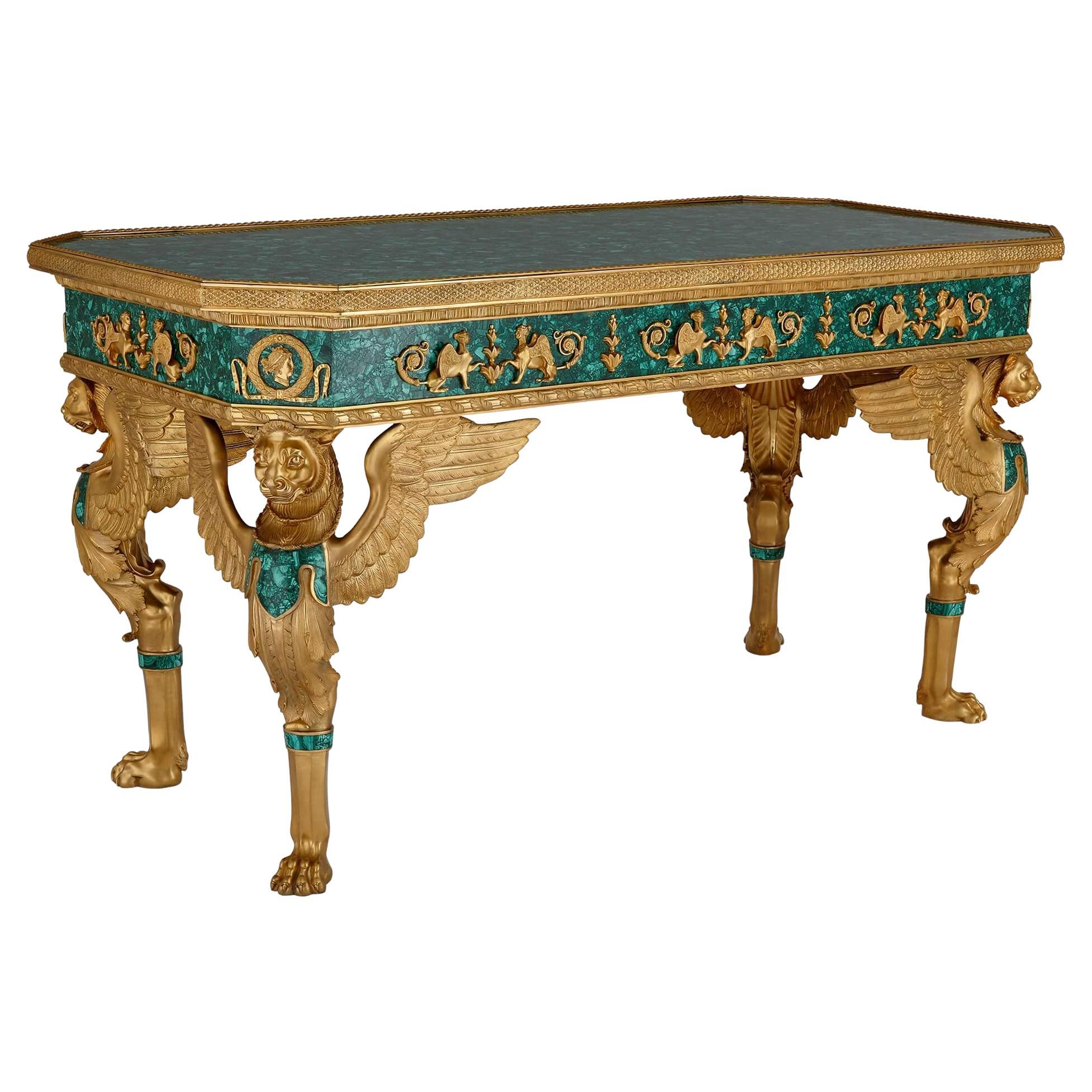 Grande table centrale de style Empire français en bronze doré et malachite