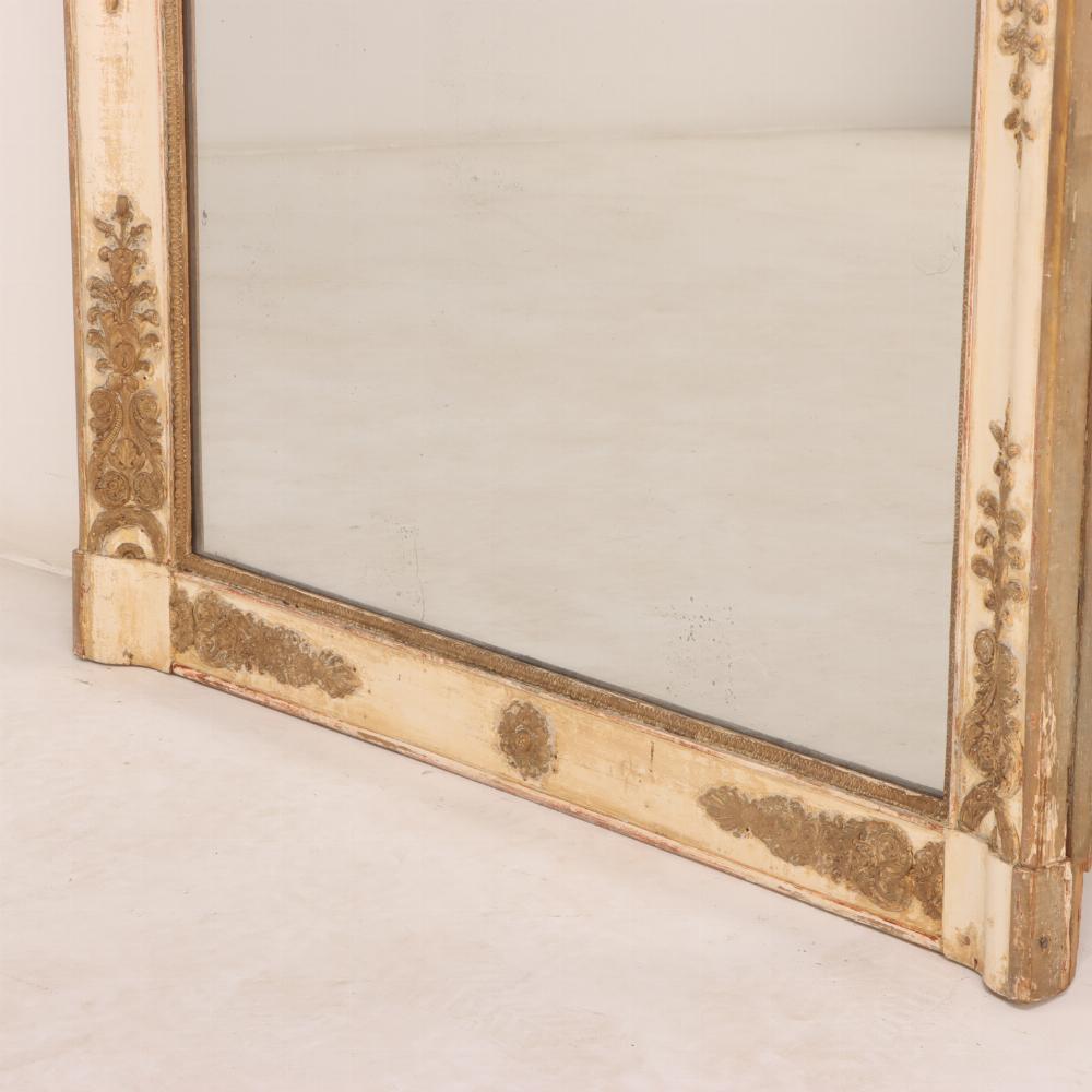 Grande specchio francese Impero in legno e gesso, C.C. 1840. In condizioni buone in vendita a Philadelphia, PA