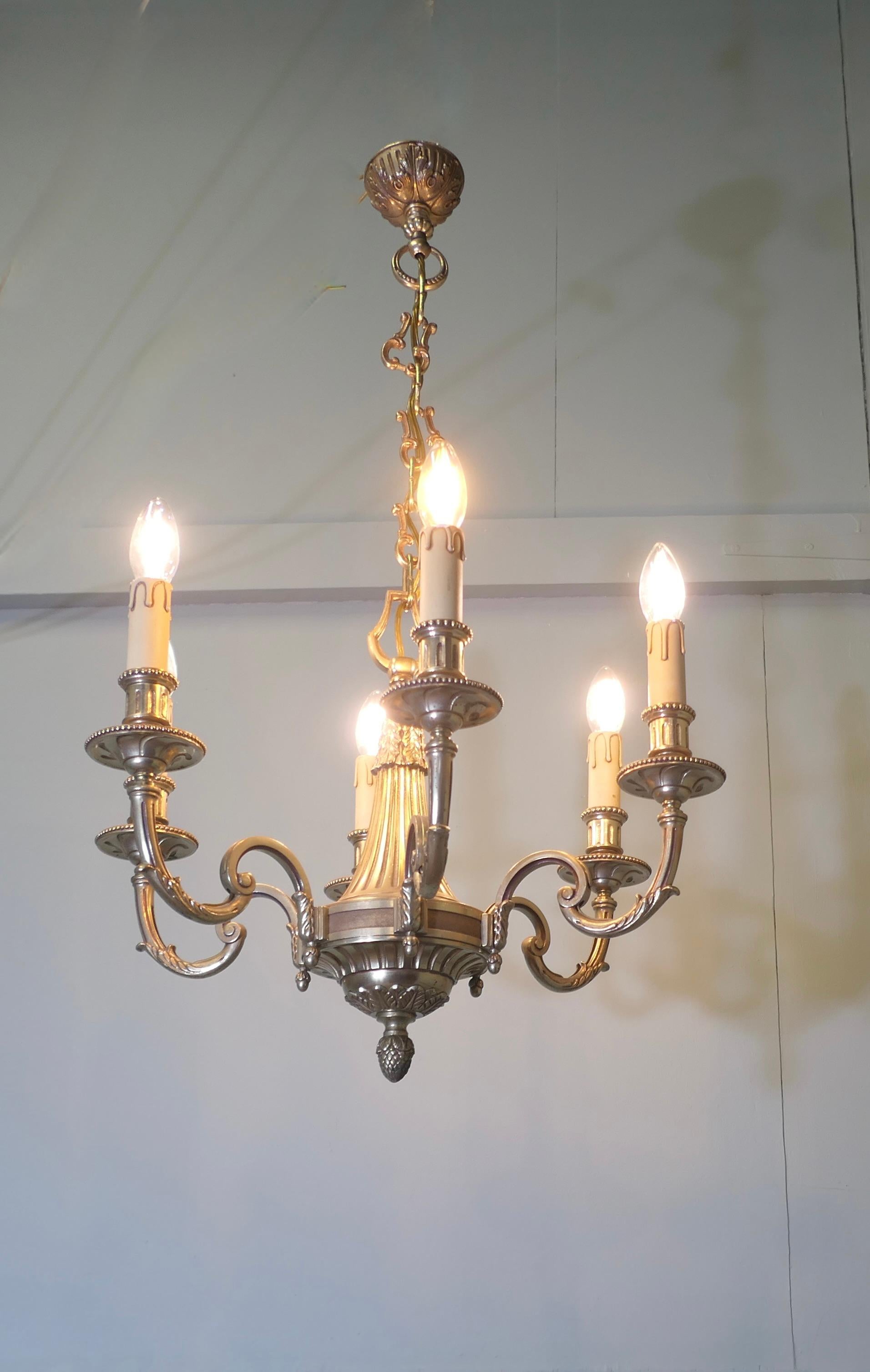 Grande lampadario francese a 6 rami in ottone dorato

Si tratta di un pezzo di buona qualità, molto pesante e con una splendida finitura dorata invecchiata.
Il lampadario è completamente cablato e funzionante 

Il lampadario ha un diametro di 21