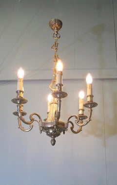 Grand lustre français en laiton doré à 6 branches  Il s'agit d'une pièce de bonne qualité