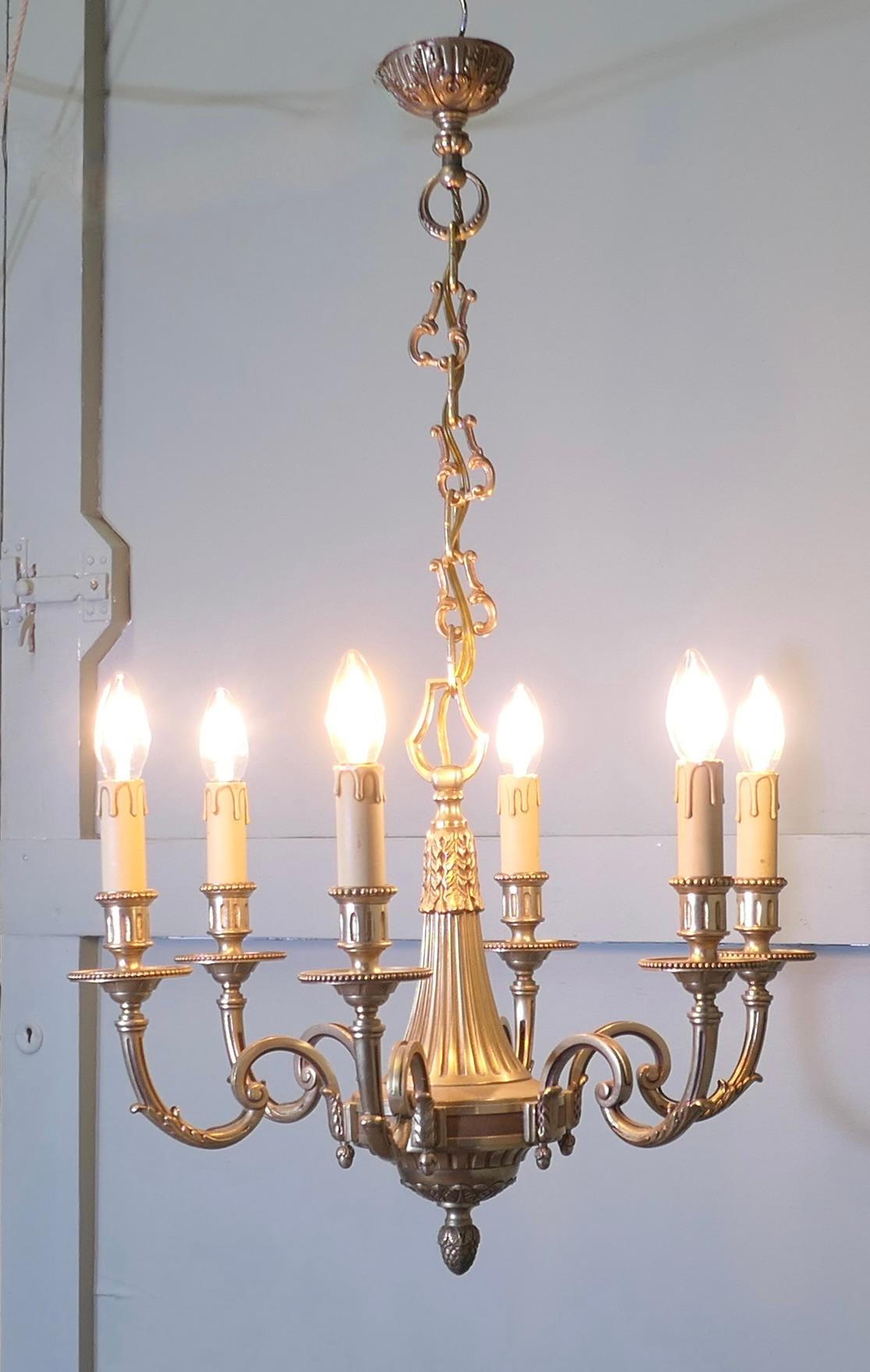 Stile provenzale Grande lampadario francese a 6 rami in ottone dorato  È un pezzo di buona qualità in vendita