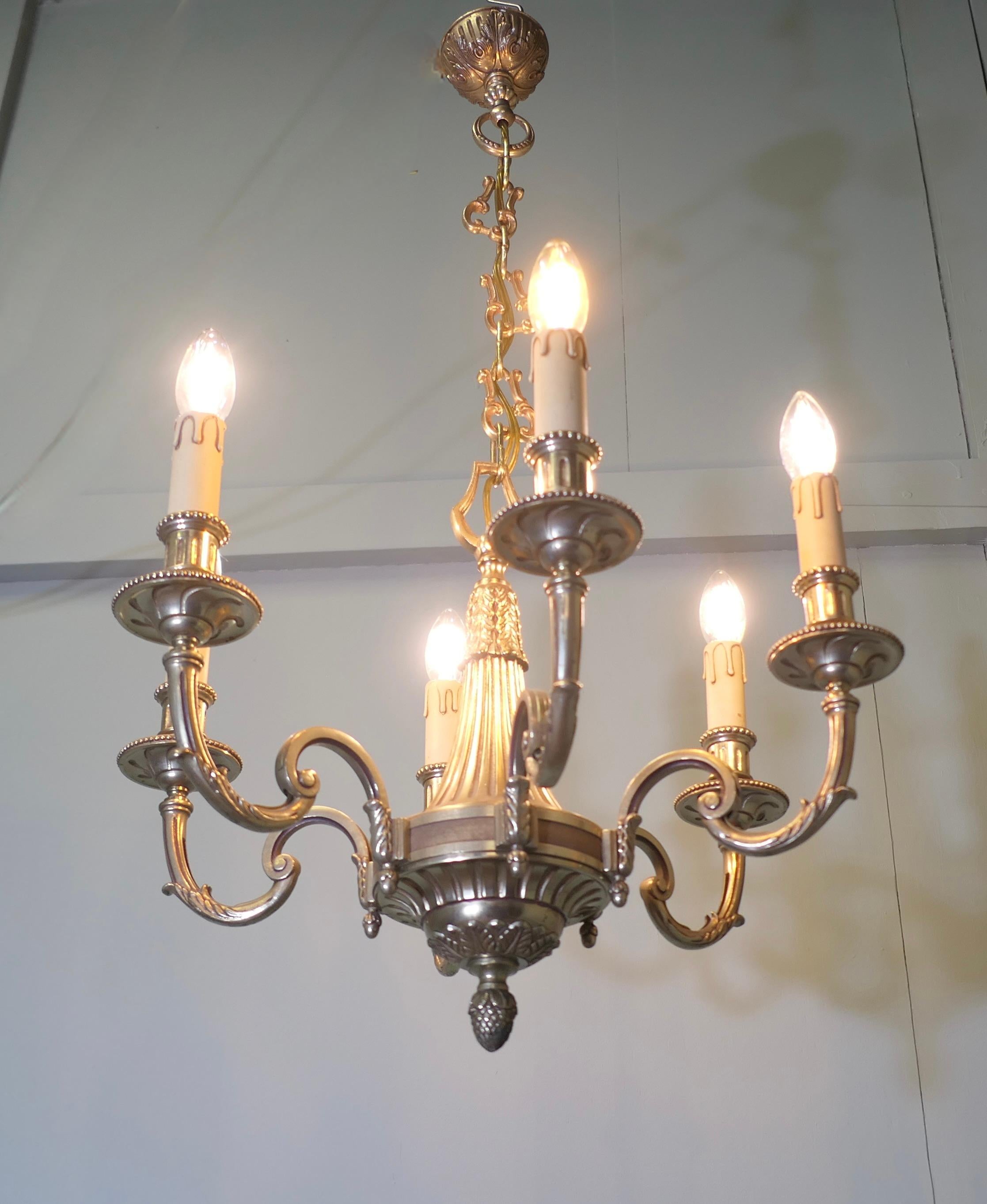 Grande lampadario francese a 6 rami in ottone dorato  È un pezzo di buona qualità In condizioni buone in vendita a Godshill, Isle of Wight