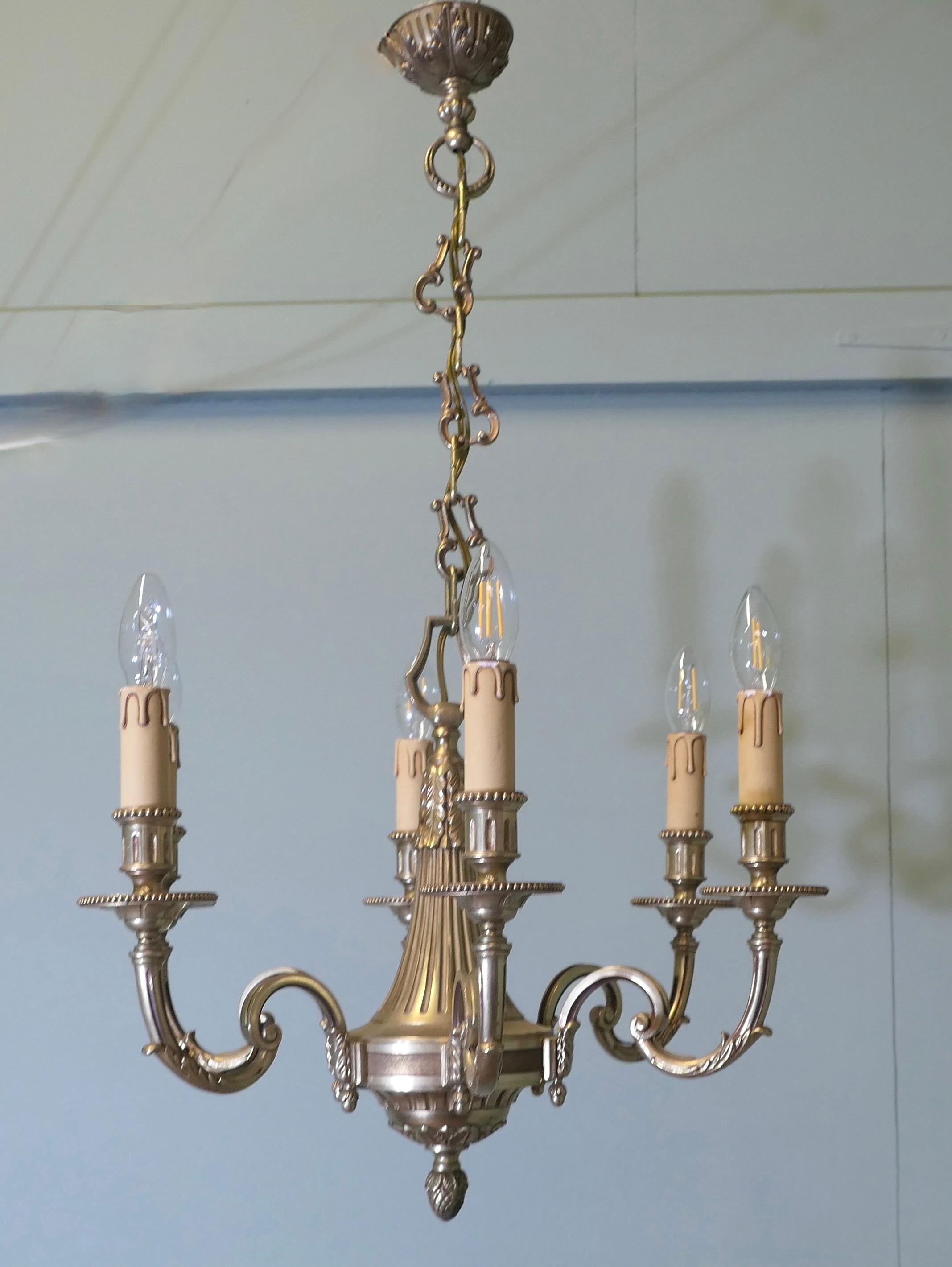 Inizio XX secolo Grande lampadario francese a 6 rami in ottone dorato  È un pezzo di buona qualità in vendita