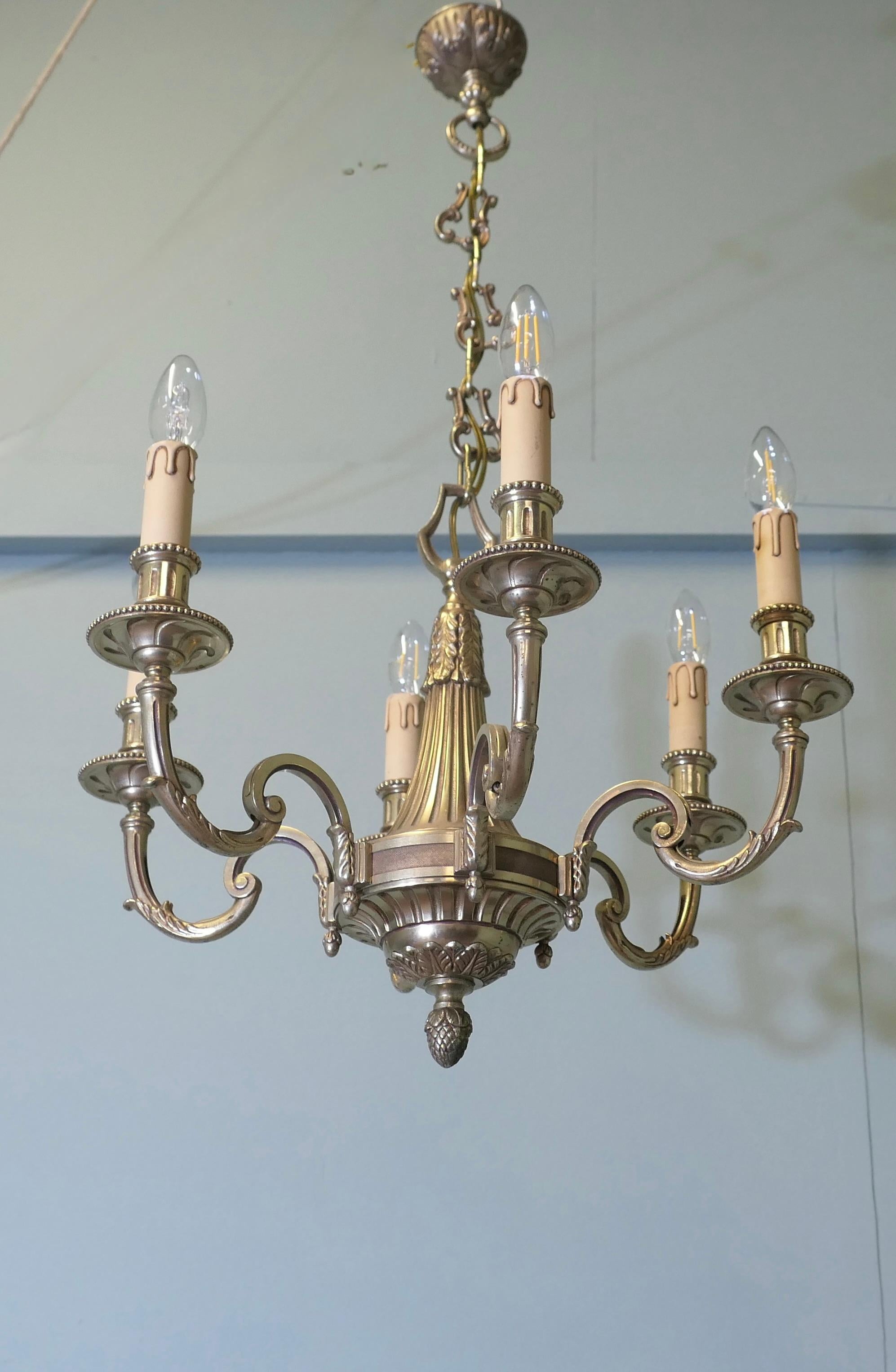 Ottone Grande lampadario francese a 6 rami in ottone dorato  È un pezzo di buona qualità in vendita
