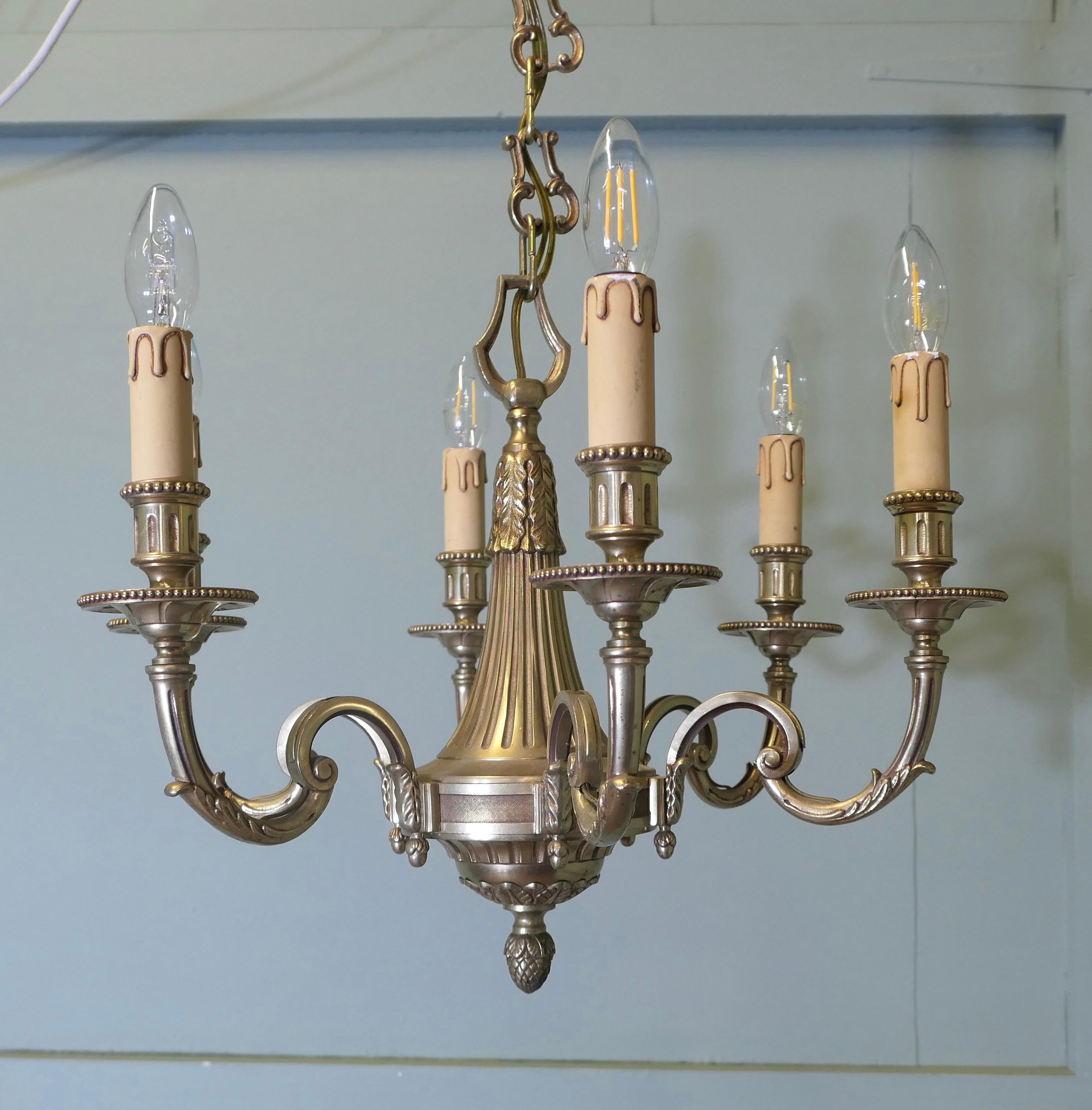 Grande lampadario francese a 6 rami in ottone dorato  È un pezzo di buona qualità in vendita 1