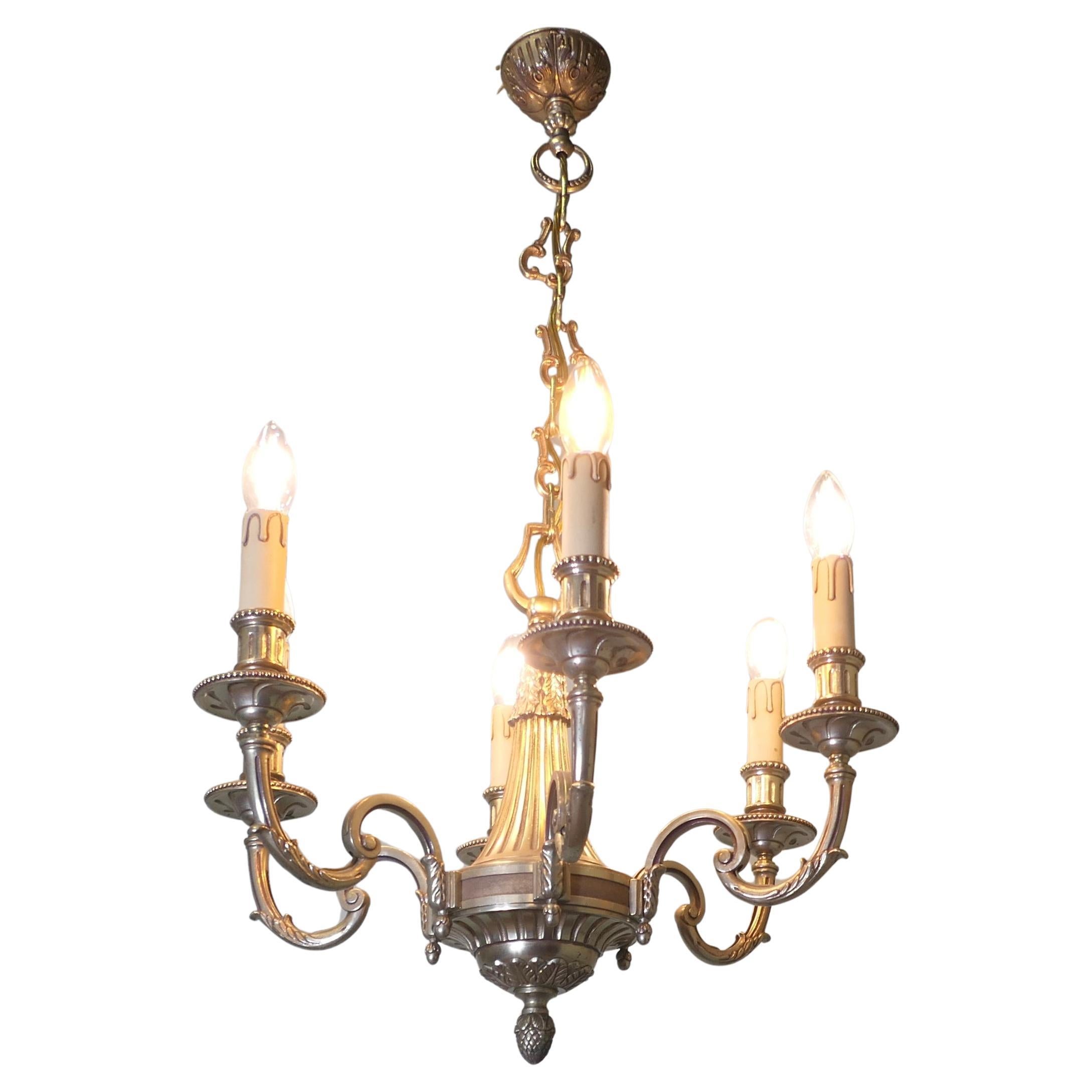 Grande lampadario francese a 6 rami in ottone dorato  È un pezzo di buona qualità in vendita
