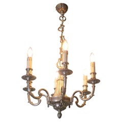 Grande lampadario francese a 6 rami in ottone dorato  È un pezzo di buona qualità