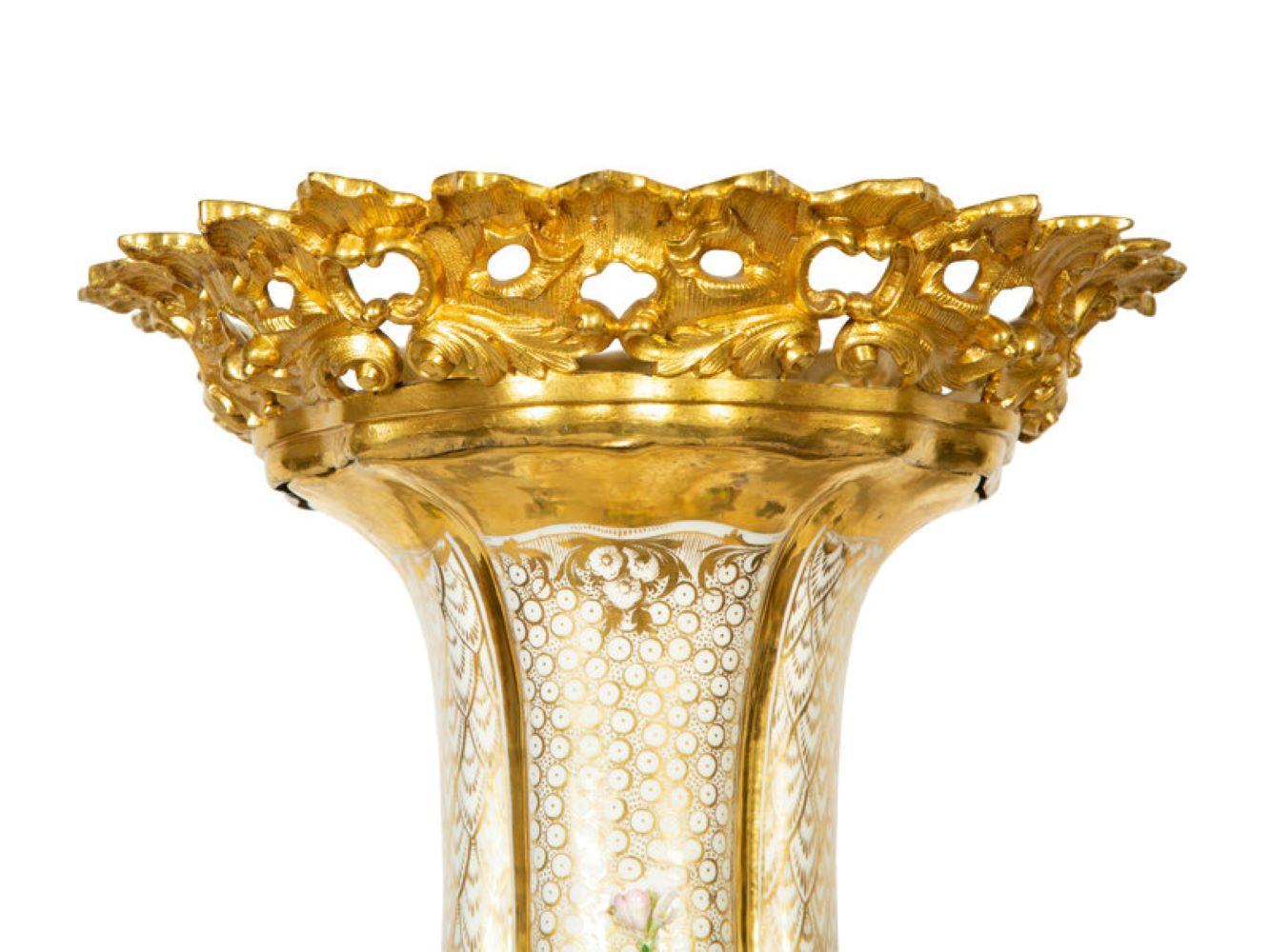 Francese Grande vaso francese in porcellana con montatura in bronzo dorato in vendita
