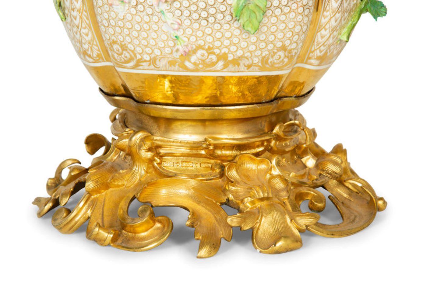 Große große französische Porzellanvase mit vergoldeter Bronzemontierung (Vergoldet) im Angebot