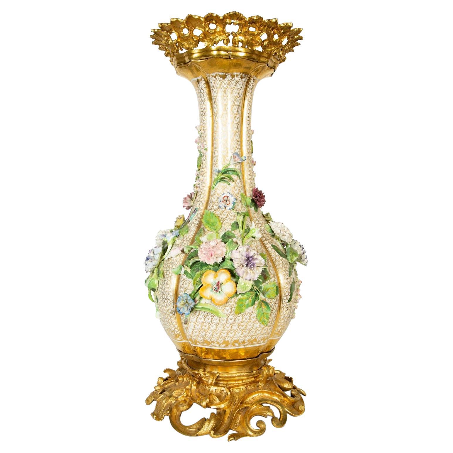 Grand vase français en porcelaine monté sur bronze doré