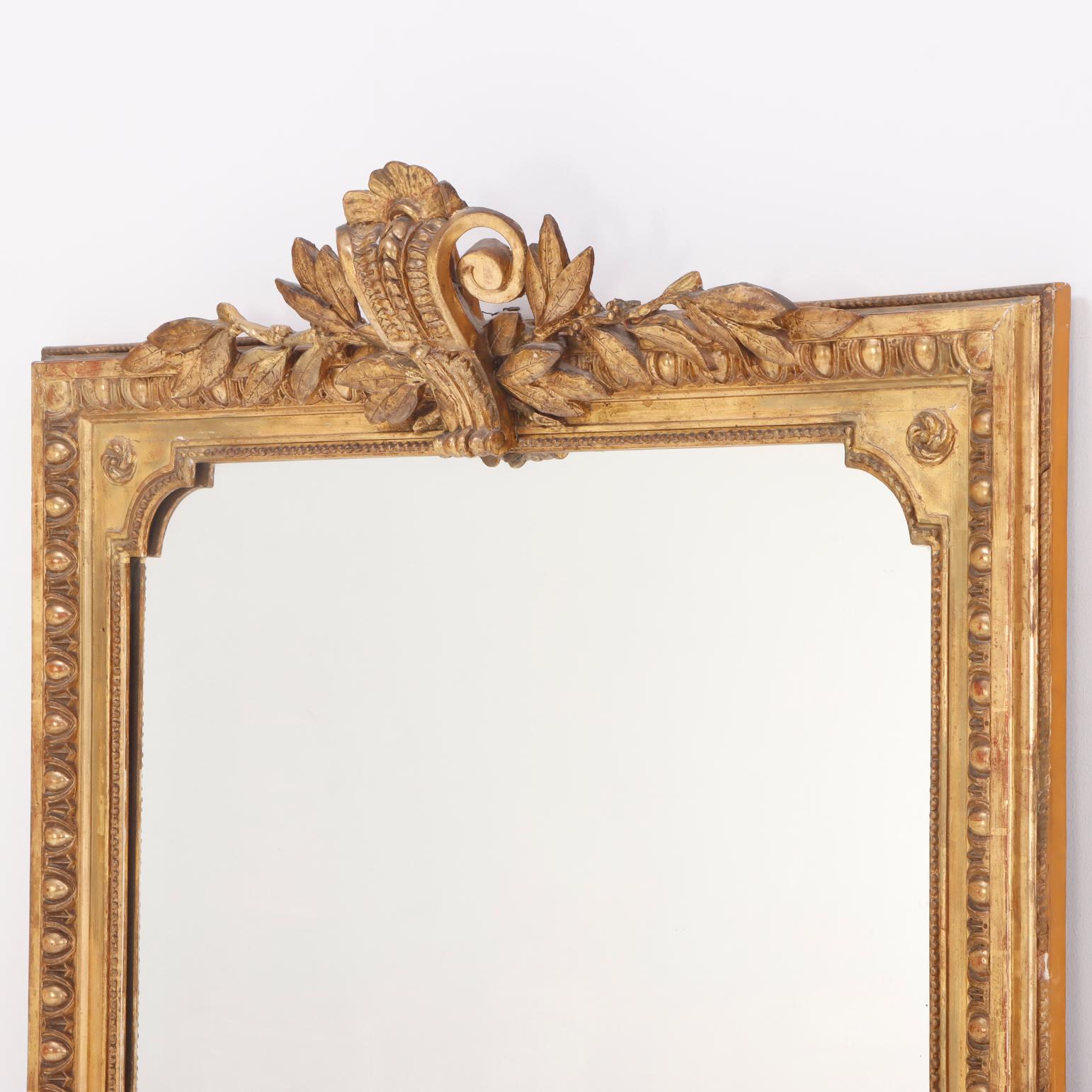 Grand miroir français en bois doré et gessor de style Louis XV vers 1910.  Bon état - En vente à Philadelphia, PA