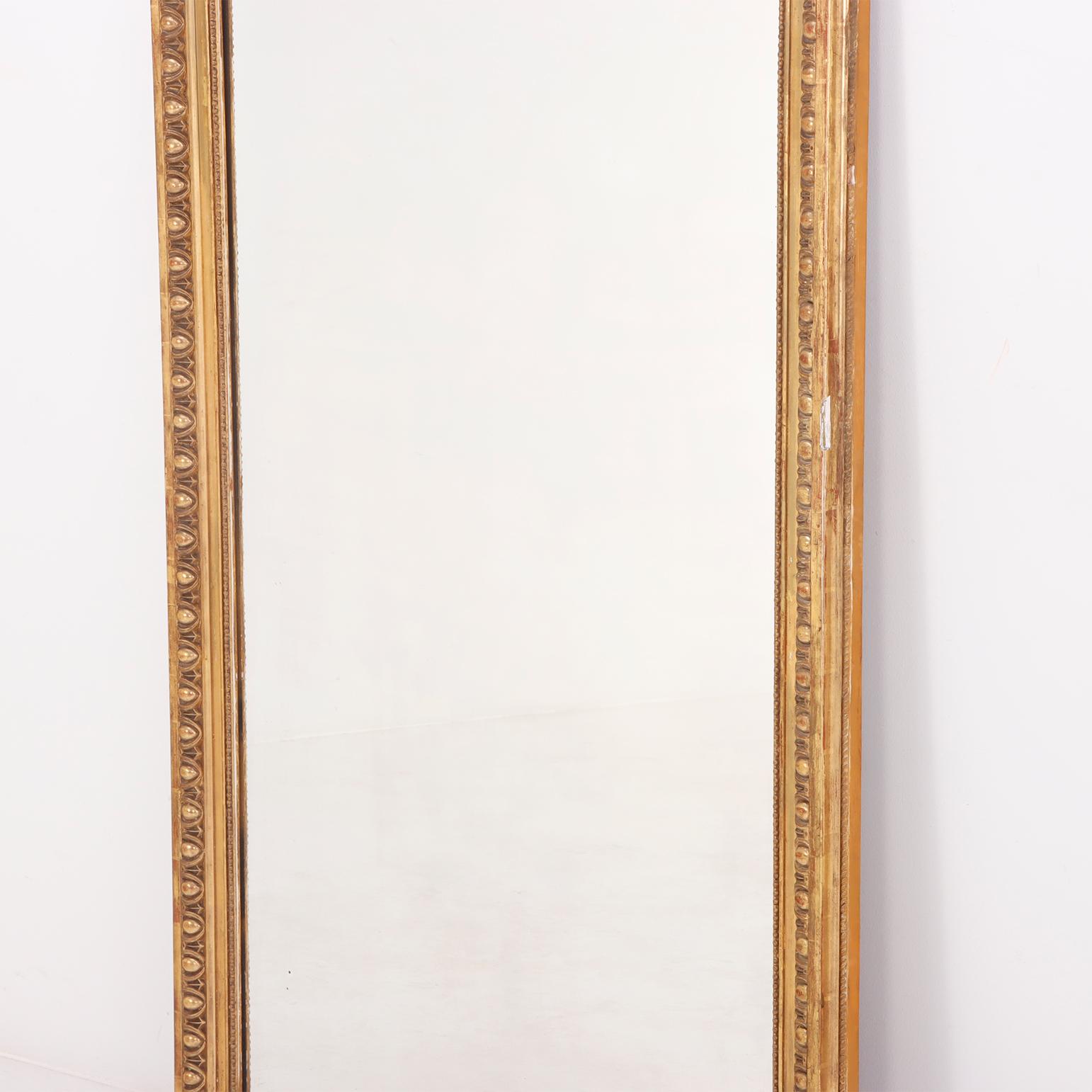 Début du 20ème siècle Grand miroir français en bois doré et gessor de style Louis XV vers 1910.  en vente
