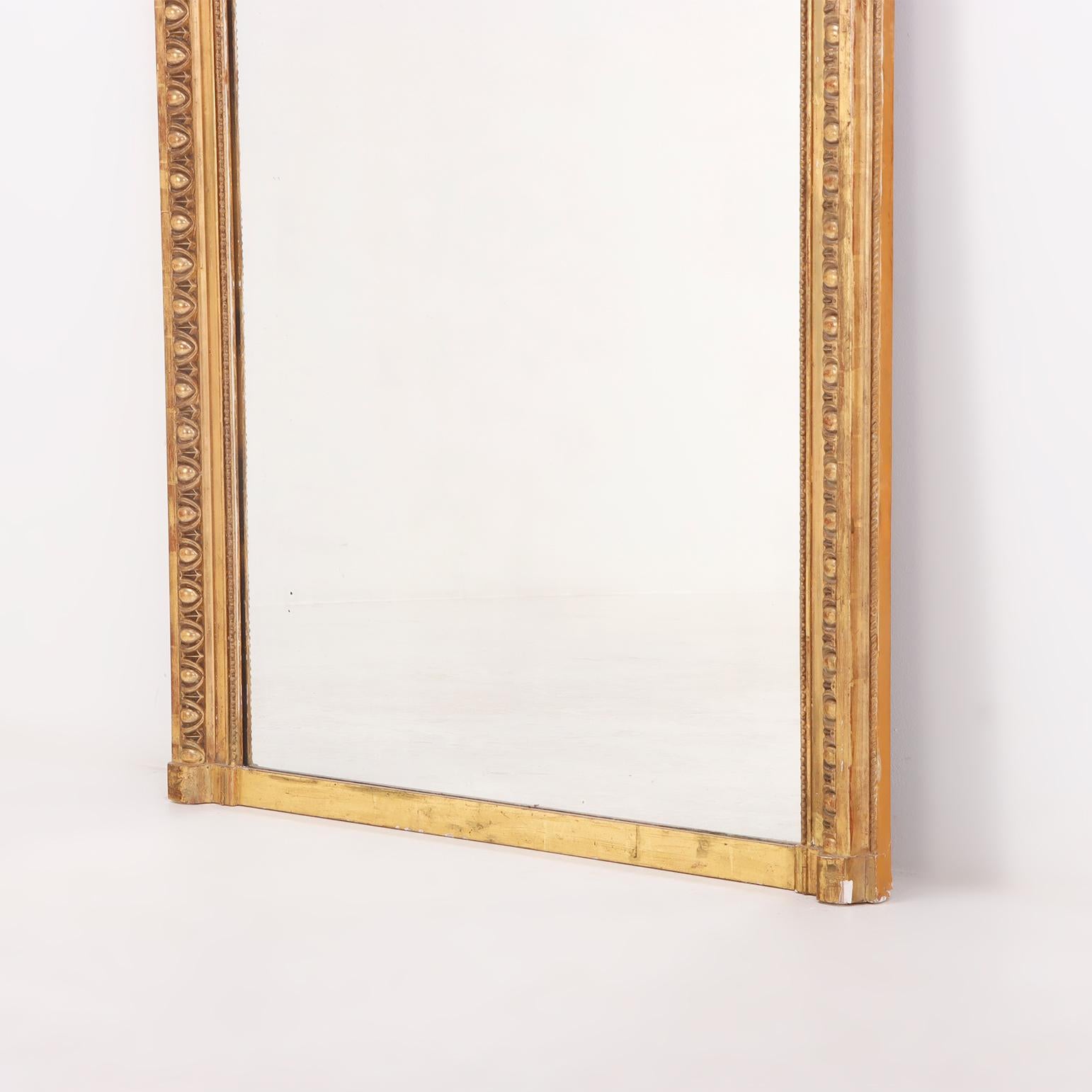 Gesso Grand miroir français en bois doré et gessor de style Louis XV vers 1910.  en vente