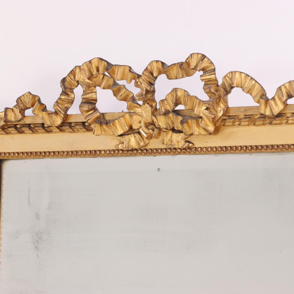 A large French giltwood mirror with ribbon crest, C. 1890. For Sale 1