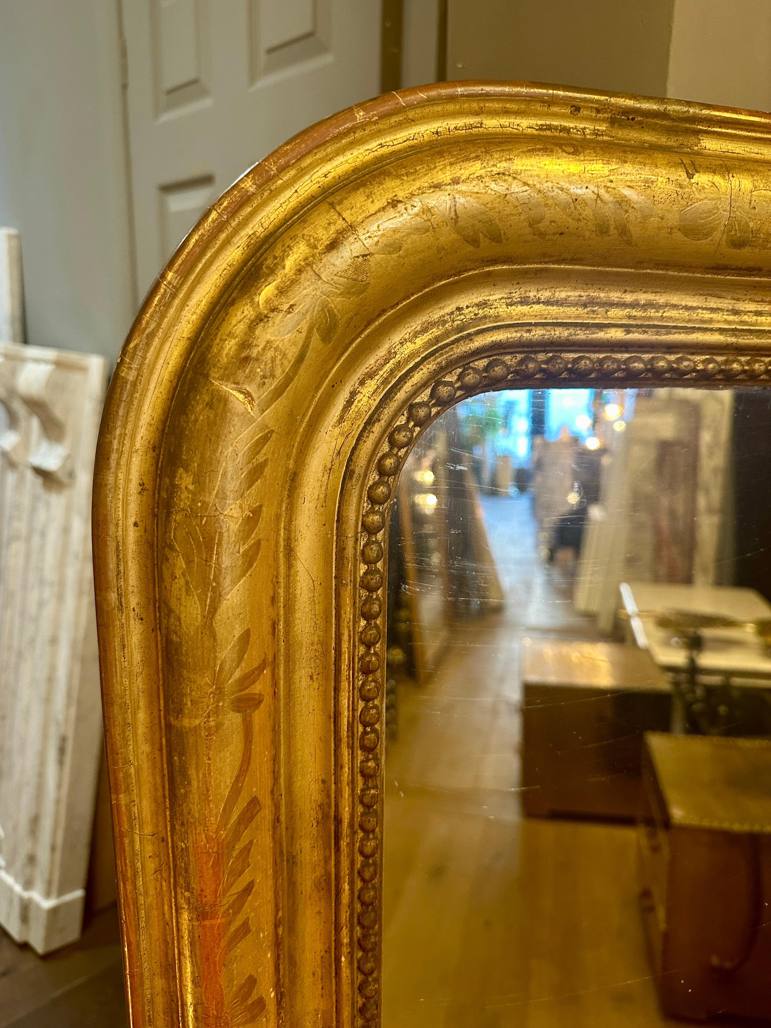 Français Grand miroir ancien de style Louis Philippe en or doré