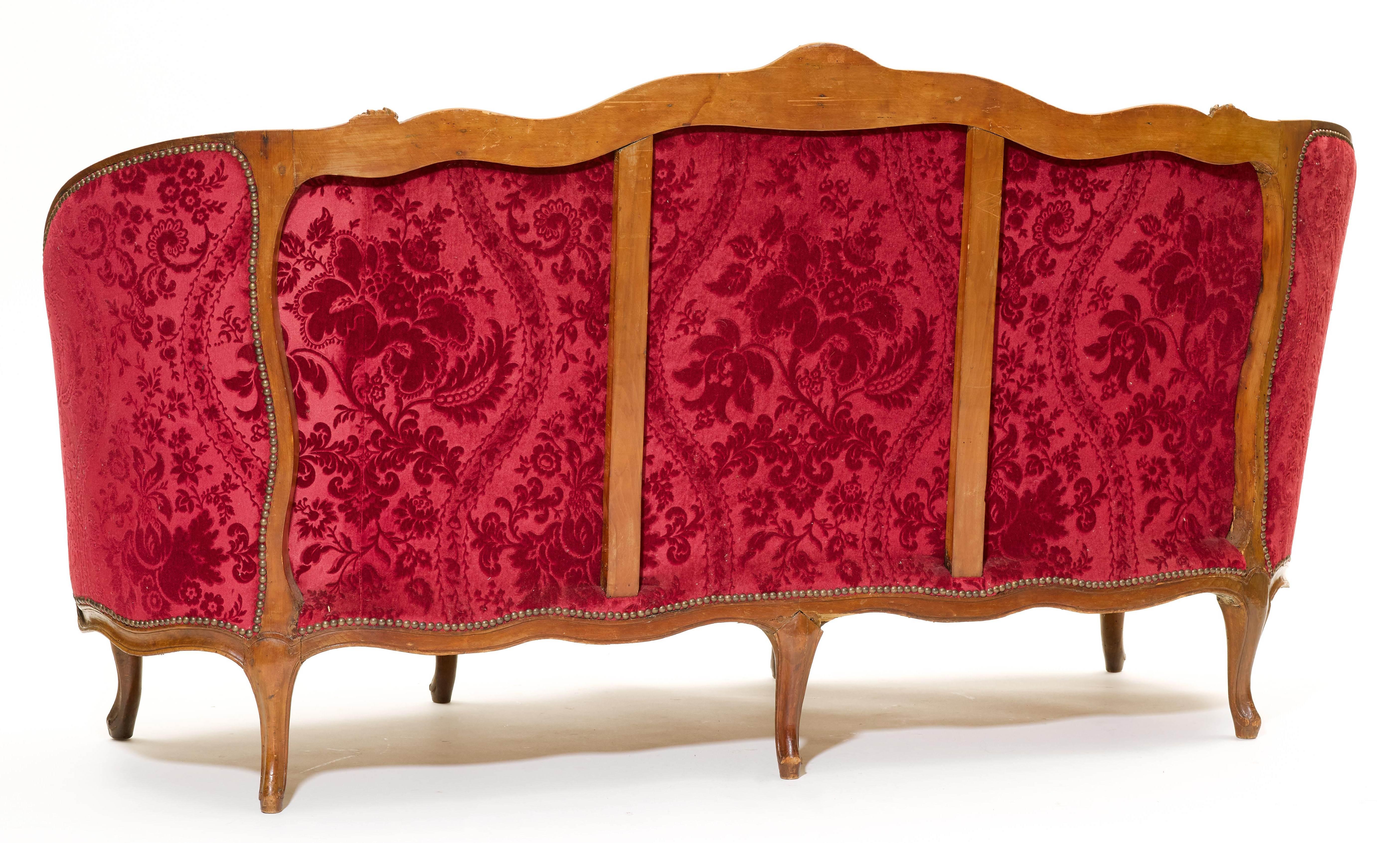 Hand-Carved A Large French Louis XV Canapé en Corbeille, Walnut - Louis Delanois JME For Sale